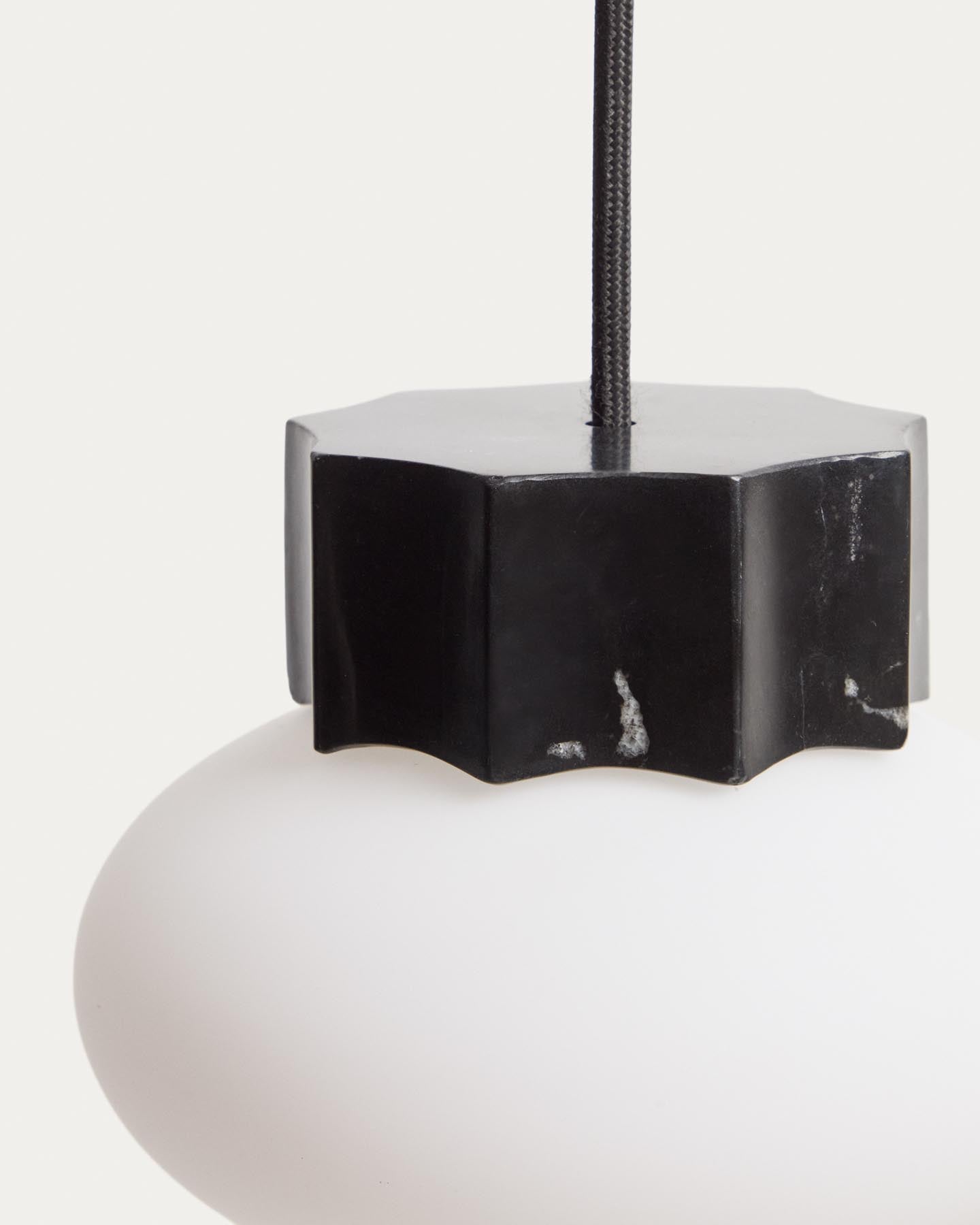 Deckenleuchte Idela aus Rauchglas und schwarzem Marmor, Ø 15 cm in Schwarz präsentiert im Onlineshop von KAQTU Design AG. Deckenleuchte ist von Kave Home