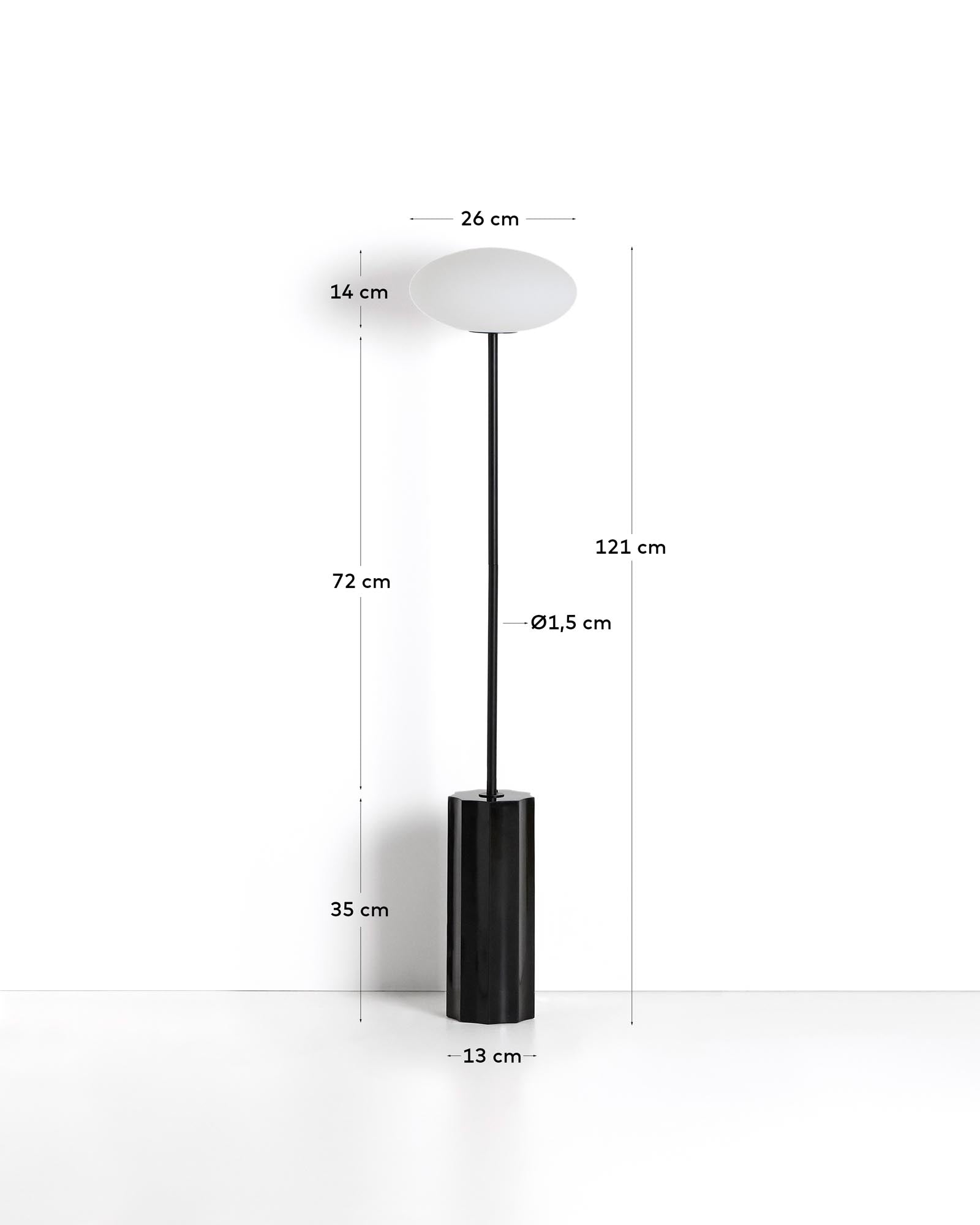 Elegante Stehlampe Idela aus edlem Rauchglas und robustem schwarzem Marmor, ideal für stilvolle Wohnräume und gemütliche Beleuchtung.