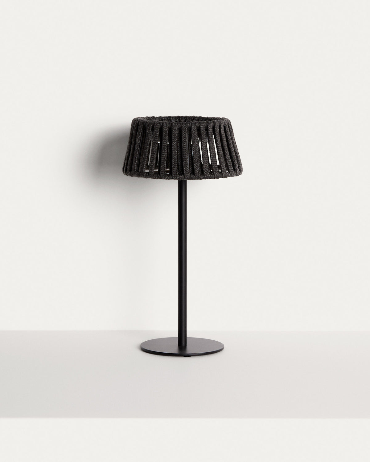 Outdoor-Solar-Tischlampe Aldet aus flachem Seil mit schwarzem Metallfuss in Schwarz präsentiert im Onlineshop von KAQTU Design AG. Outdoor Tischleuchte ist von Kave Home
