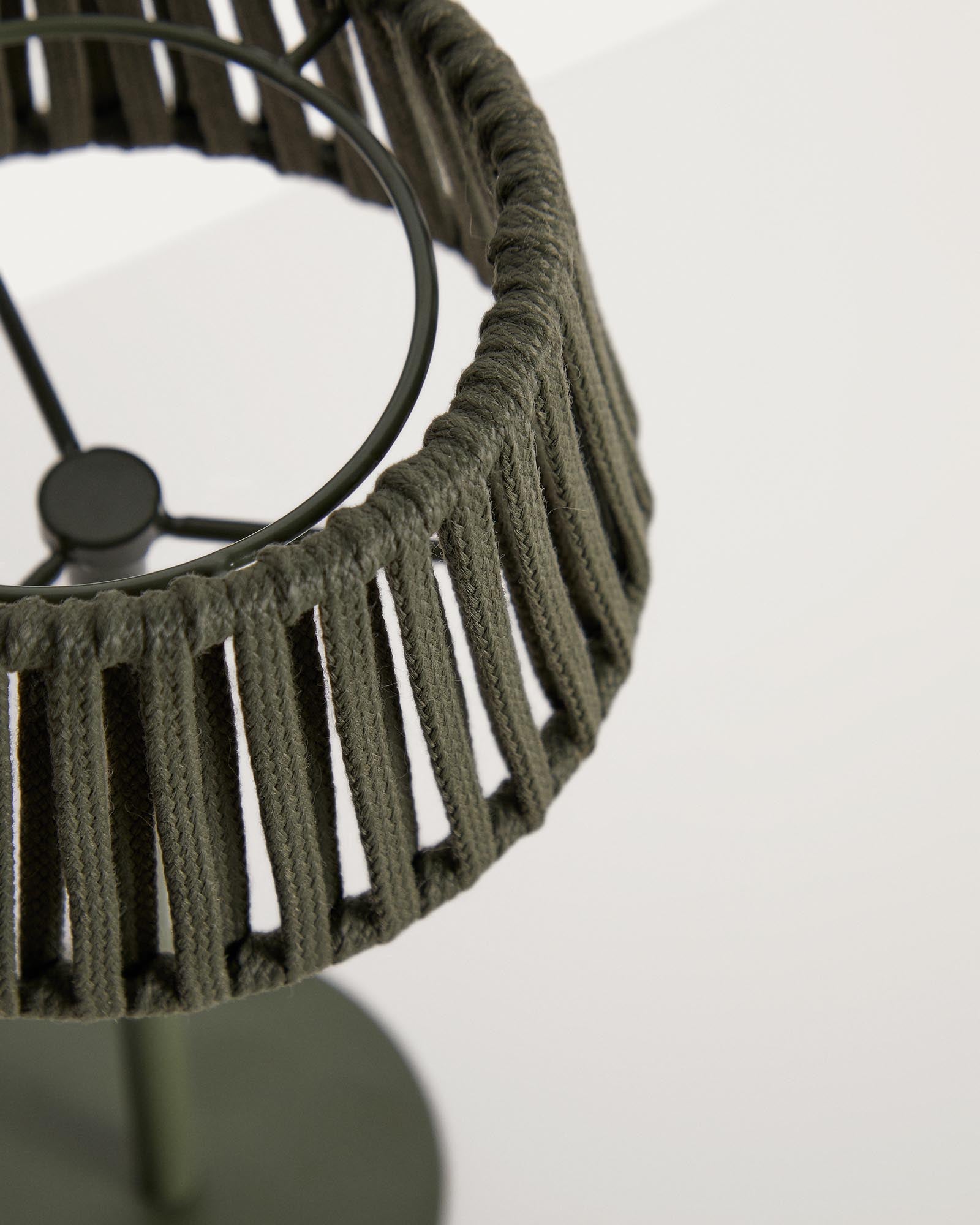 Outdoor-Solar-Tischlampe Aldet aus flachem Seil mit grünem Metallfuss in Grün präsentiert im Onlineshop von KAQTU Design AG. Outdoor Tischleuchte ist von Kave Home