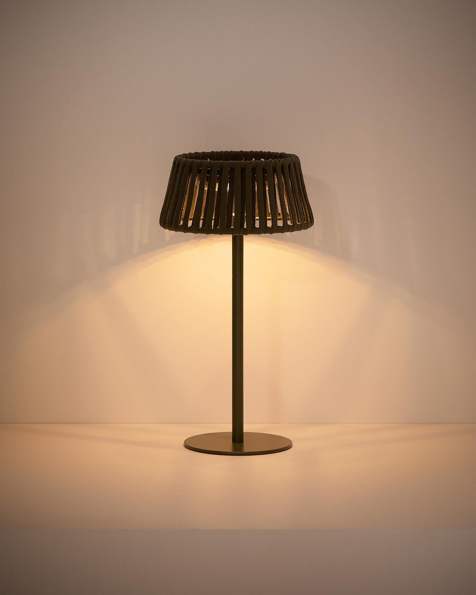 Outdoor-Solar-Tischlampe Aldet aus flachem Seil mit grünem Metallfuss in Grün präsentiert im Onlineshop von KAQTU Design AG. Outdoor Tischleuchte ist von Kave Home