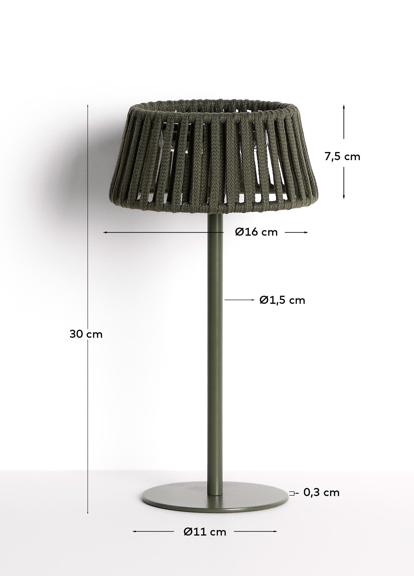 Outdoor-Solar-Tischlampe Aldet aus flachem Seil mit grünem Metallfuss in Grün präsentiert im Onlineshop von KAQTU Design AG. Outdoor Tischleuchte ist von Kave Home