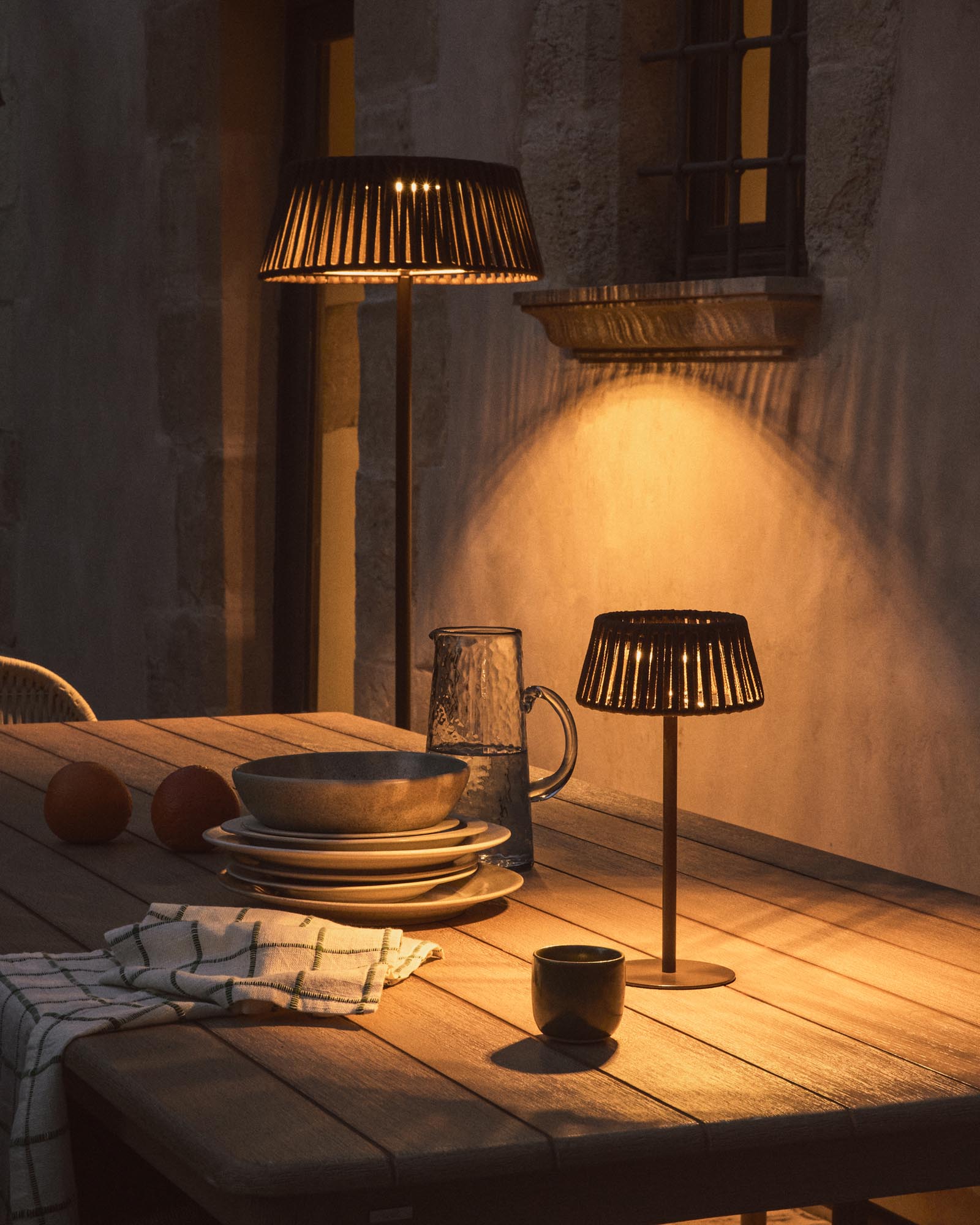 Outdoor-Solar-Tischlampe Aldet aus flachem Seil mit braunem Metallfuss in Dunkelbraun präsentiert im Onlineshop von KAQTU Design AG. Outdoor Tischleuchte ist von Kave Home