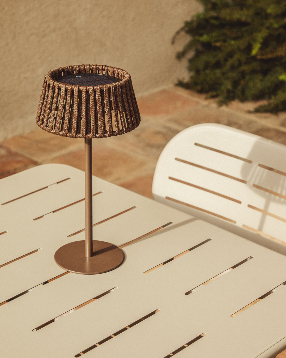 Outdoor-Solar-Tischlampe Aldet aus flachem Seil mit braunem Metallfuss in Dunkelbraun präsentiert im Onlineshop von KAQTU Design AG. Outdoor Tischleuchte ist von Kave Home
