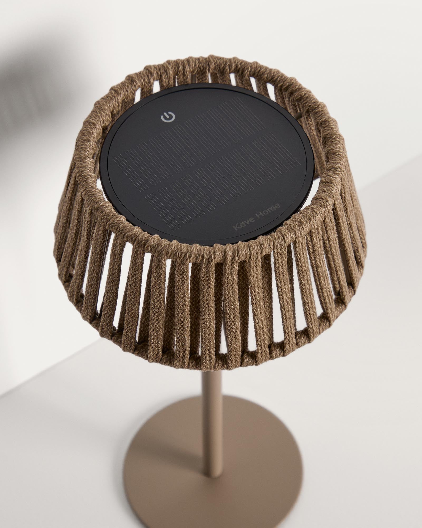Outdoor-Solar-Tischlampe Aldet aus flachem Seil mit beigem Metallfuss in Hellgrau präsentiert im Onlineshop von KAQTU Design AG. Outdoor Tischleuchte ist von Kave Home