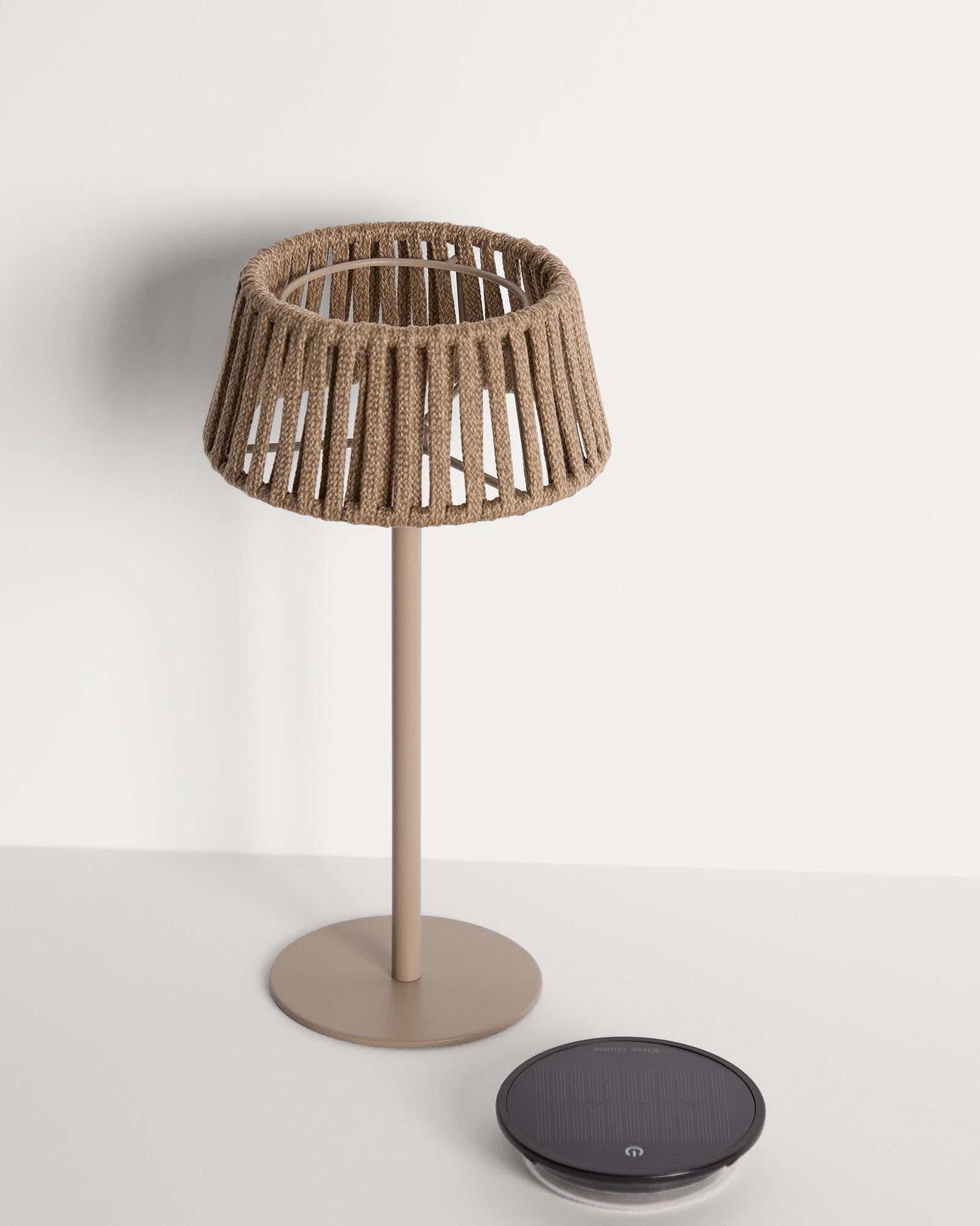 Outdoor-Solar-Tischlampe Aldet aus flachem Seil mit beigem Metallfuss in Hellgrau präsentiert im Onlineshop von KAQTU Design AG. Outdoor Tischleuchte ist von Kave Home