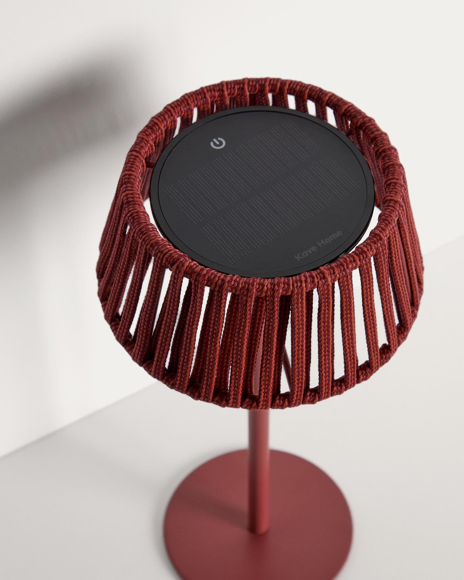 Outdoor-Solar-Tischlampe Aldet aus flachem Seil mit terrakottafarbenem Metallfuss in Terrakotta präsentiert im Onlineshop von KAQTU Design AG. Outdoor Tischleuchte ist von Kave Home