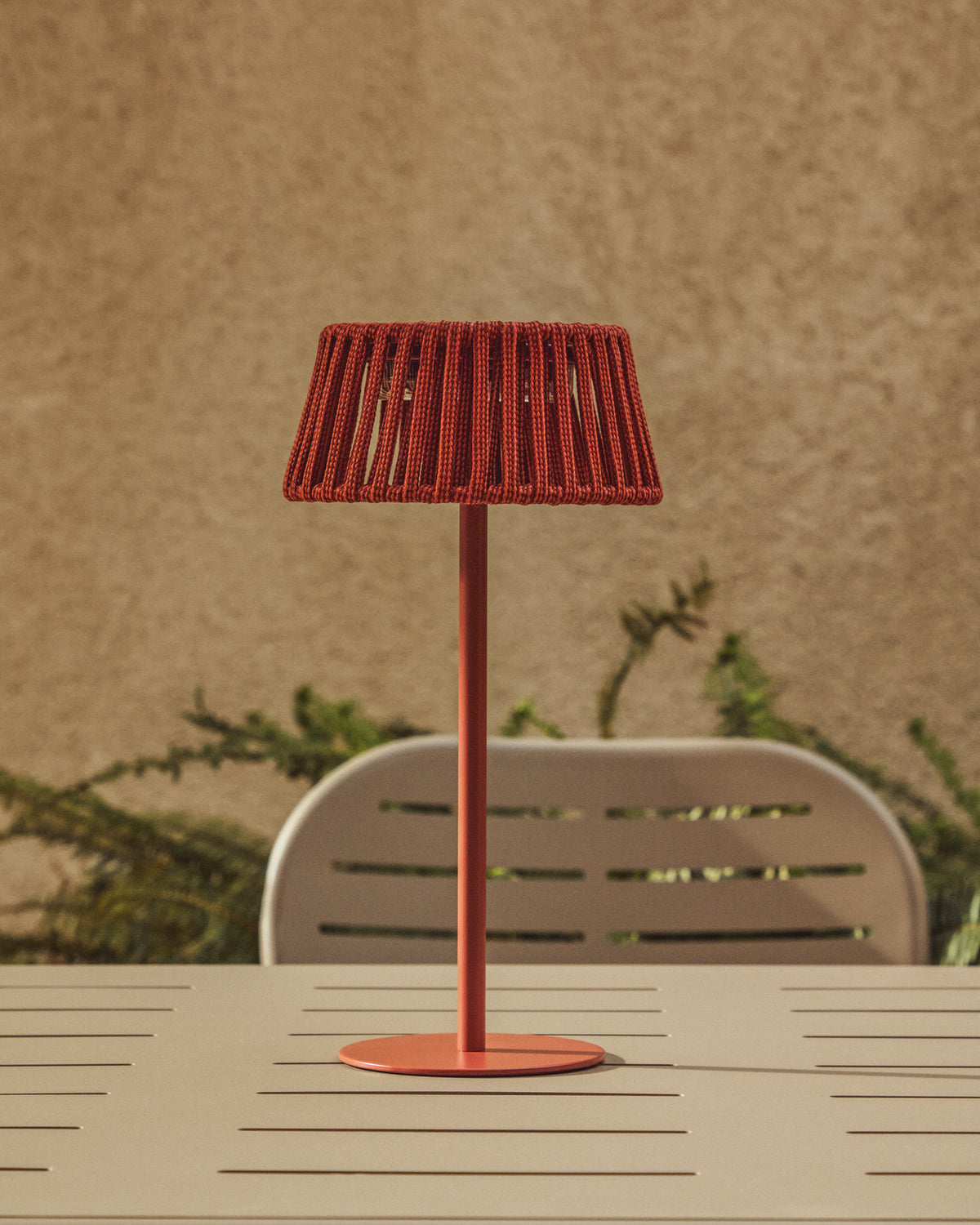 Outdoor-Solar-Tischlampe Aldet aus flachem Seil mit terrakottafarbenem Metallfuss in Terrakotta präsentiert im Onlineshop von KAQTU Design AG. Outdoor Tischleuchte ist von Kave Home