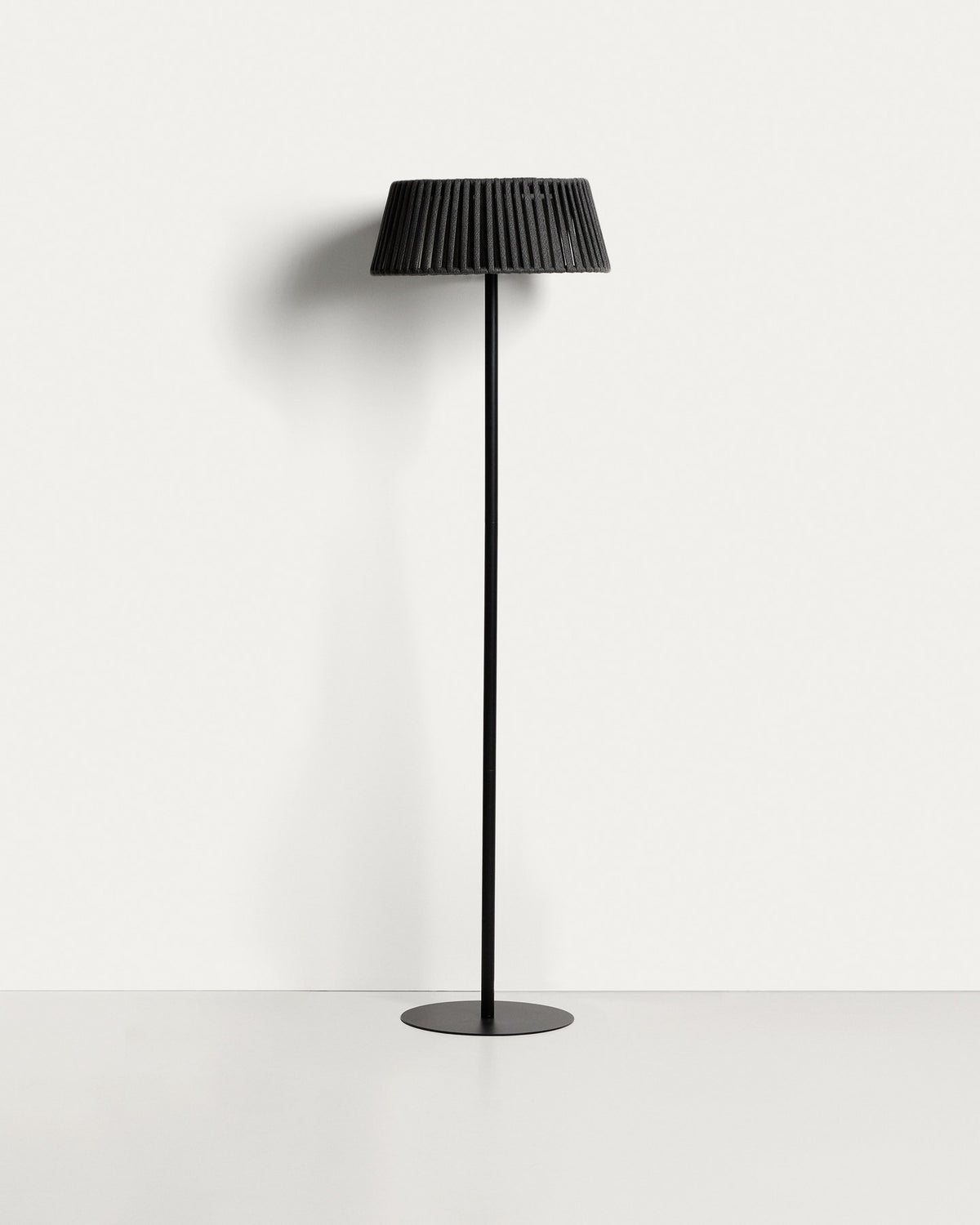 Outdoor-Solar-Stehlampe Aldet aus flachem Seil mit schwarzem Metallfuss, Ø 46 cm in Schwarz präsentiert im Onlineshop von KAQTU Design AG. Outdoor Stehleuchte ist von Kave Home