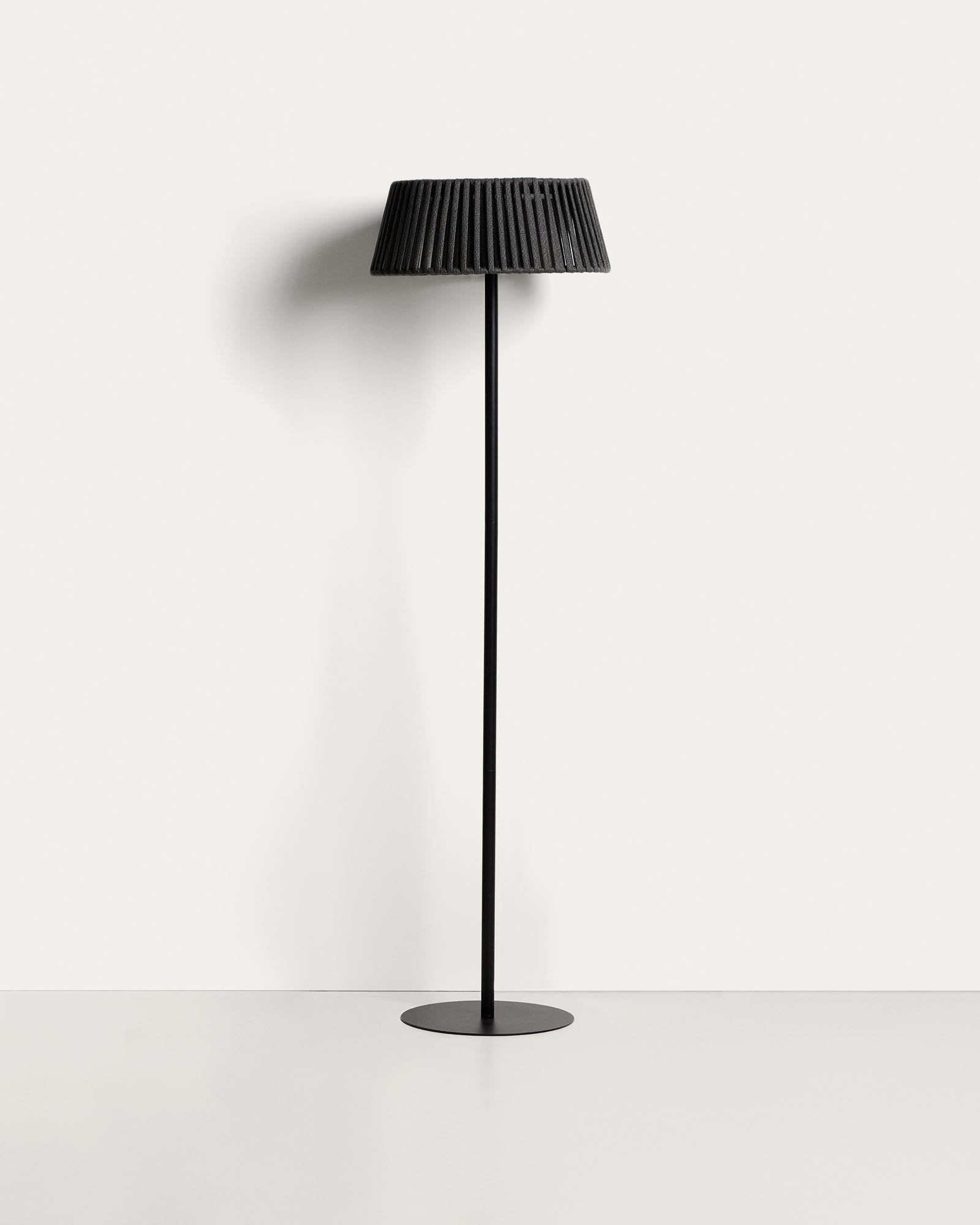 Outdoor-Solar-Stehlampe Aldet aus flachem Seil mit schwarzem Metallfuss, Ø 46 cm in Schwarz präsentiert im Onlineshop von KAQTU Design AG. Outdoor Stehleuchte ist von Kave Home