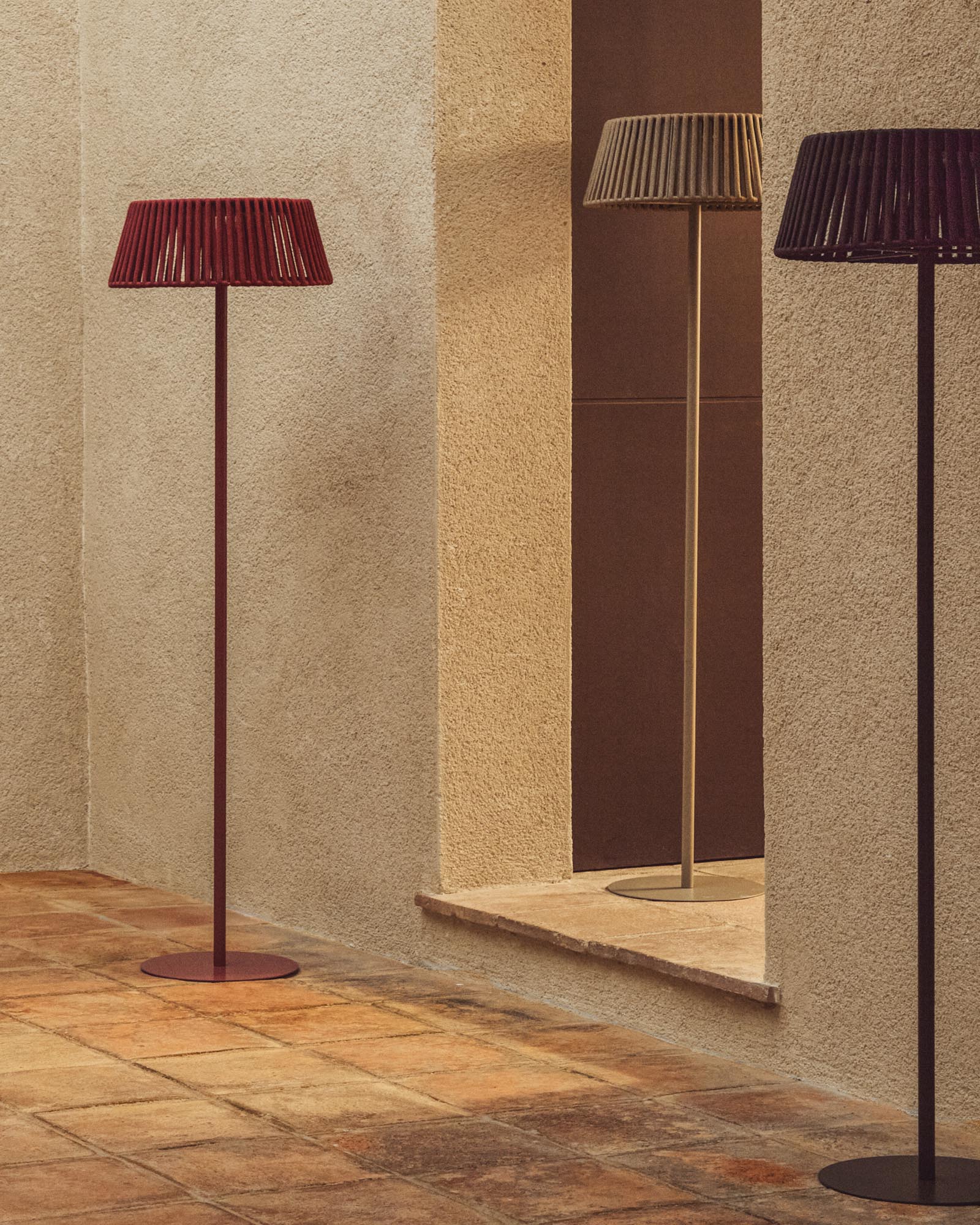 Outdoor-Solar-Stehlampe Aldet aus flachem Seil mit schwarzem Metallfuss, Ø 46 cm in Schwarz präsentiert im Onlineshop von KAQTU Design AG. Outdoor Stehleuchte ist von Kave Home