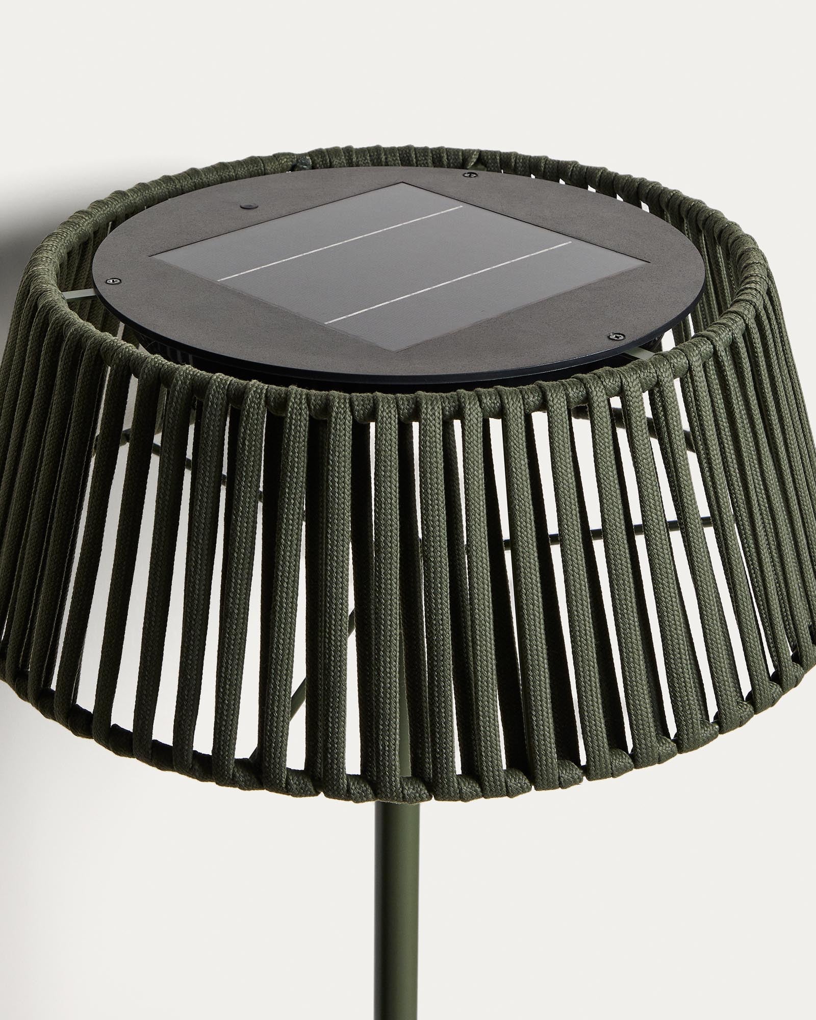 Outdoor-Solar-Stehlampe Aldet aus flachem Seil mit grünem Metallfuss, Ø 46 cm in Grün präsentiert im Onlineshop von KAQTU Design AG. Outdoor Stehleuchte ist von Kave Home