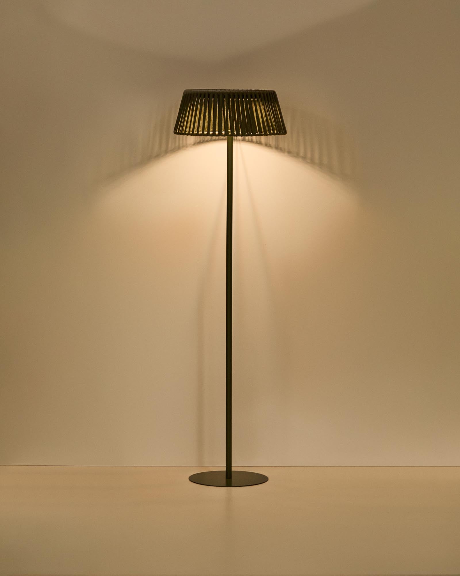 Outdoor-Solar-Stehlampe Aldet aus flachem Seil mit grünem Metallfuss, Ø 46 cm in Grün präsentiert im Onlineshop von KAQTU Design AG. Outdoor Stehleuchte ist von Kave Home