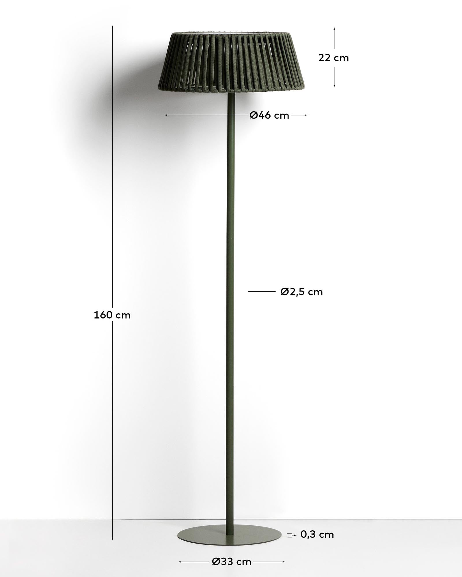 Outdoor-Solar-Stehlampe Aldet aus flachem Seil mit grünem Metallfuss, Ø 46 cm in Grün präsentiert im Onlineshop von KAQTU Design AG. Outdoor Stehleuchte ist von Kave Home