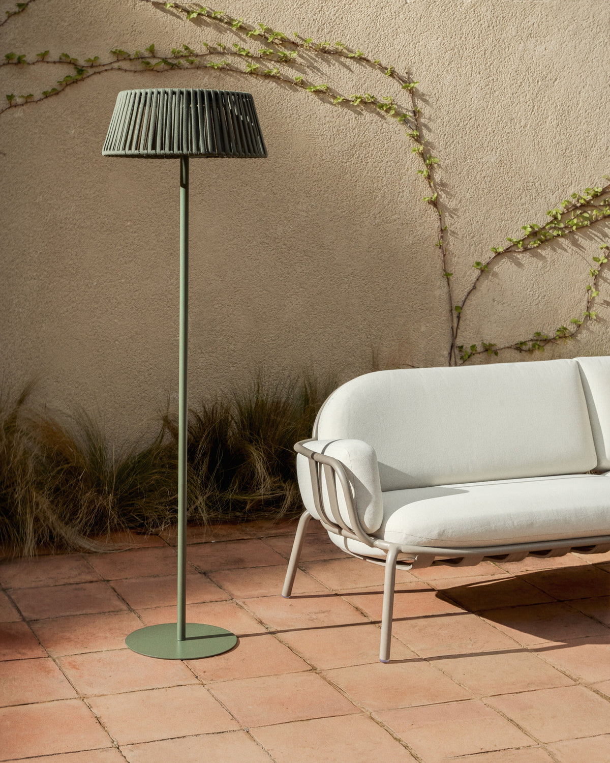 Outdoor-Solar-Stehlampe Aldet aus flachem Seil mit grünem Metallfuss, Ø 46 cm in Grün präsentiert im Onlineshop von KAQTU Design AG. Outdoor Stehleuchte ist von Kave Home