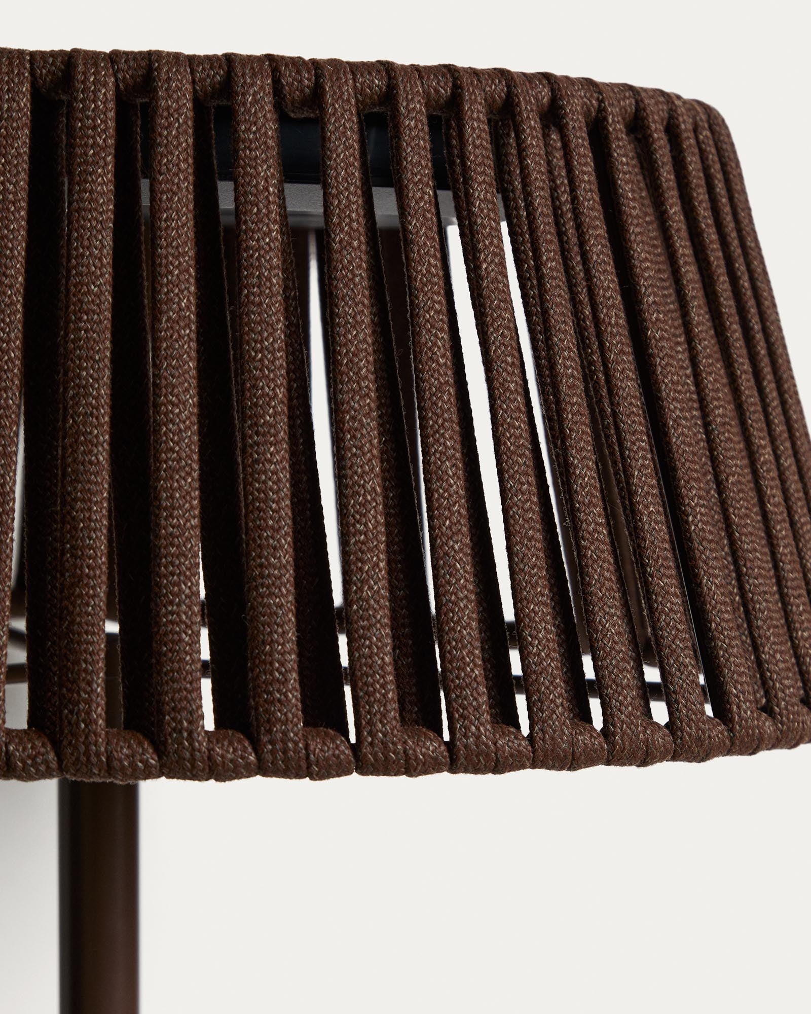 Outdoor-Solar-Stehlampe Aldet aus flachem Seil mit braunem Metallfuss, Ø 46 cm in Dunkelbraun präsentiert im Onlineshop von KAQTU Design AG. Outdoor Stehleuchte ist von Kave Home