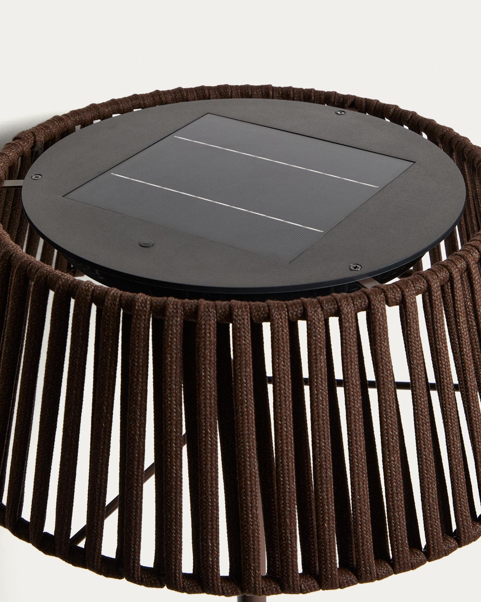 Outdoor-Solar-Stehlampe Aldet aus flachem Seil mit braunem Metallfuss, Ø 46 cm in Dunkelbraun präsentiert im Onlineshop von KAQTU Design AG. Outdoor Stehleuchte ist von Kave Home