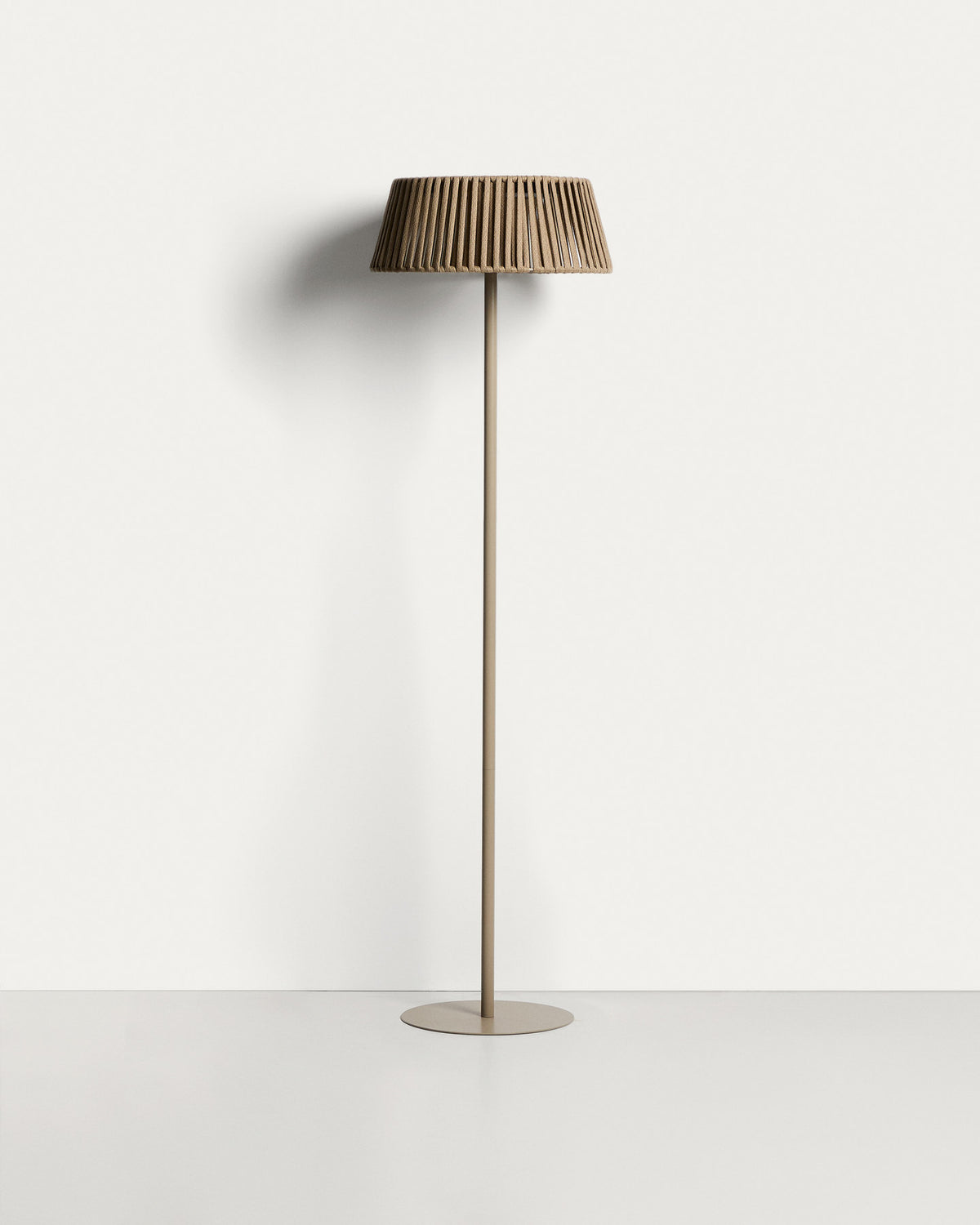 Outdoor-Solar-Stehlampe Aldet aus flachem Seil mit beigem Metallfuss, Ø 46 cm in Hellgrau präsentiert im Onlineshop von KAQTU Design AG. Outdoor Stehleuchte ist von Kave Home