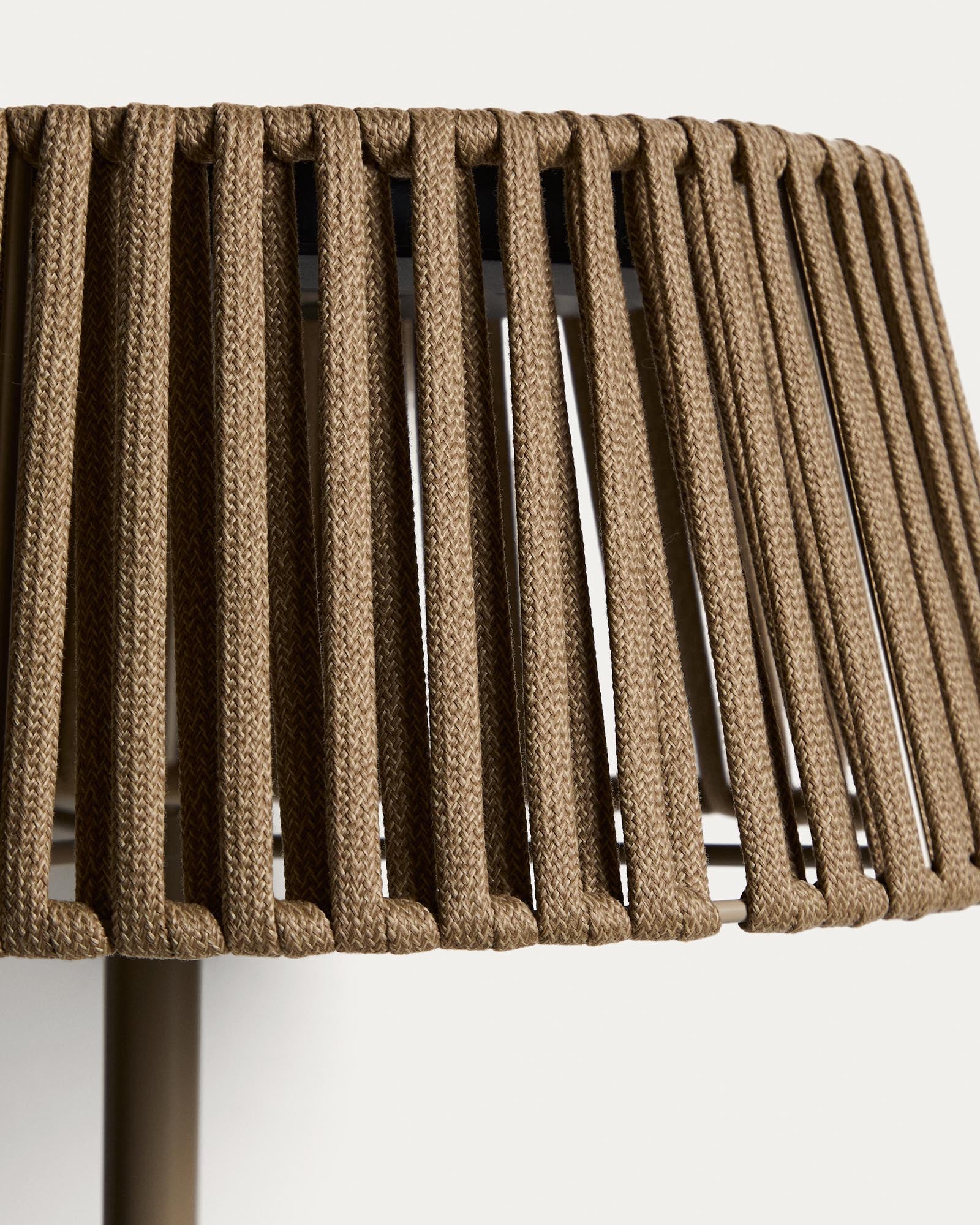 Outdoor-Solar-Stehlampe Aldet aus flachem Seil mit beigem Metallfuss, Ø 46 cm in Hellgrau präsentiert im Onlineshop von KAQTU Design AG. Outdoor Stehleuchte ist von Kave Home