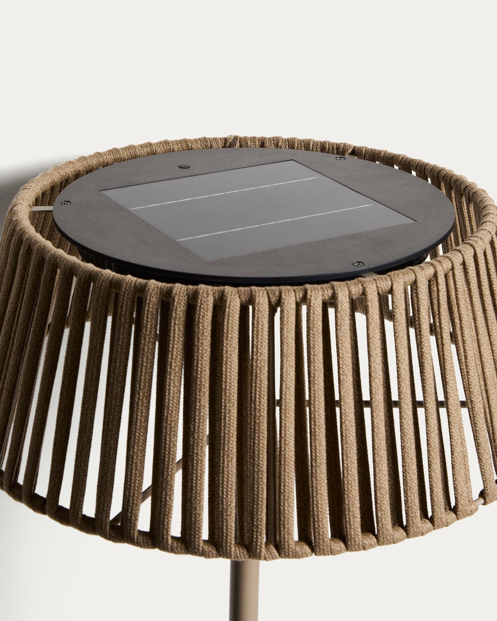 Outdoor-Solar-Stehlampe Aldet aus flachem Seil mit beigem Metallfuss, Ø 46 cm in Hellgrau präsentiert im Onlineshop von KAQTU Design AG. Outdoor Stehleuchte ist von Kave Home