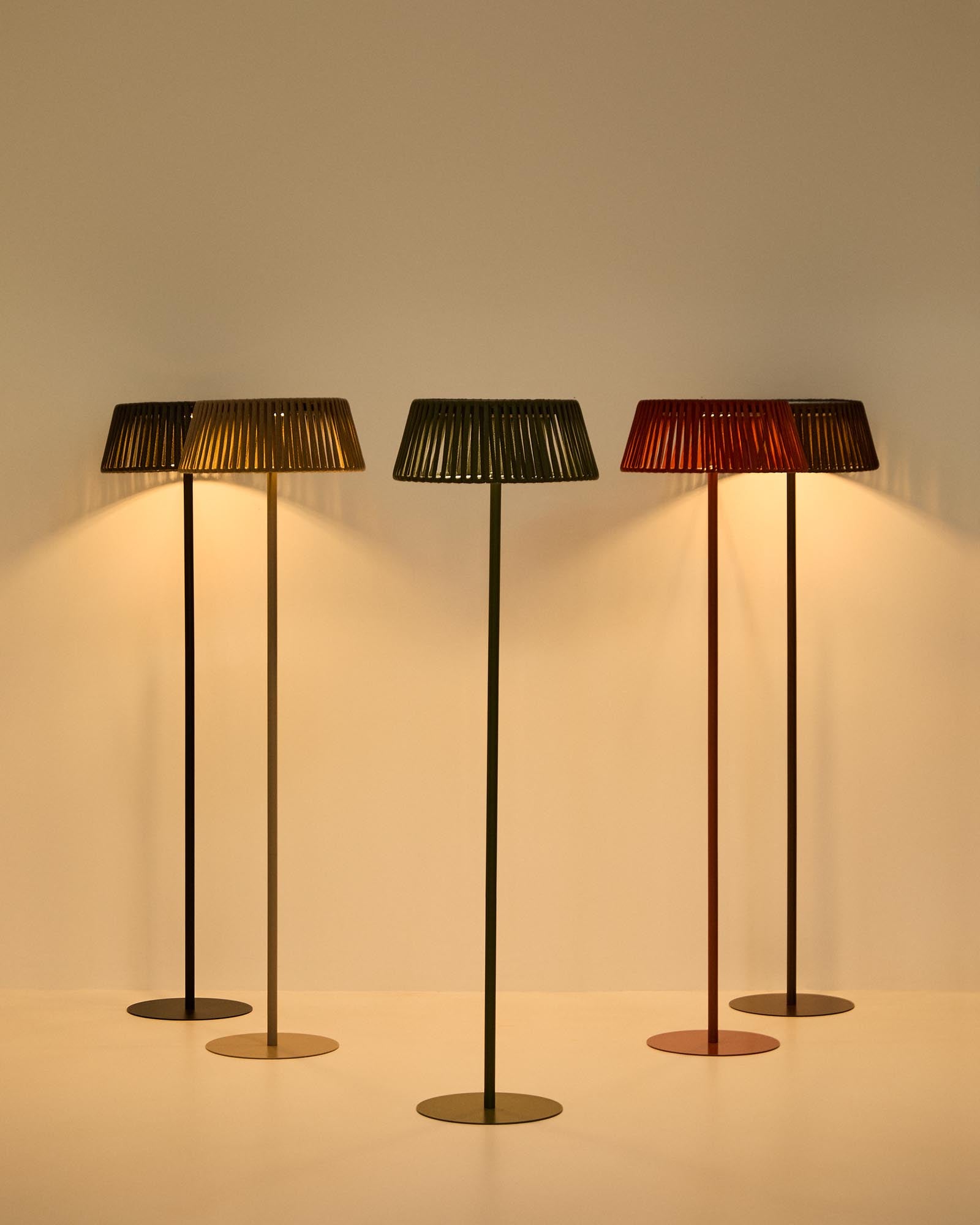 Outdoor-Solar-Stehlampe Aldet aus flachem Seil mit beigem Metallfuss, Ø 46 cm in Hellgrau präsentiert im Onlineshop von KAQTU Design AG. Outdoor Stehleuchte ist von Kave Home