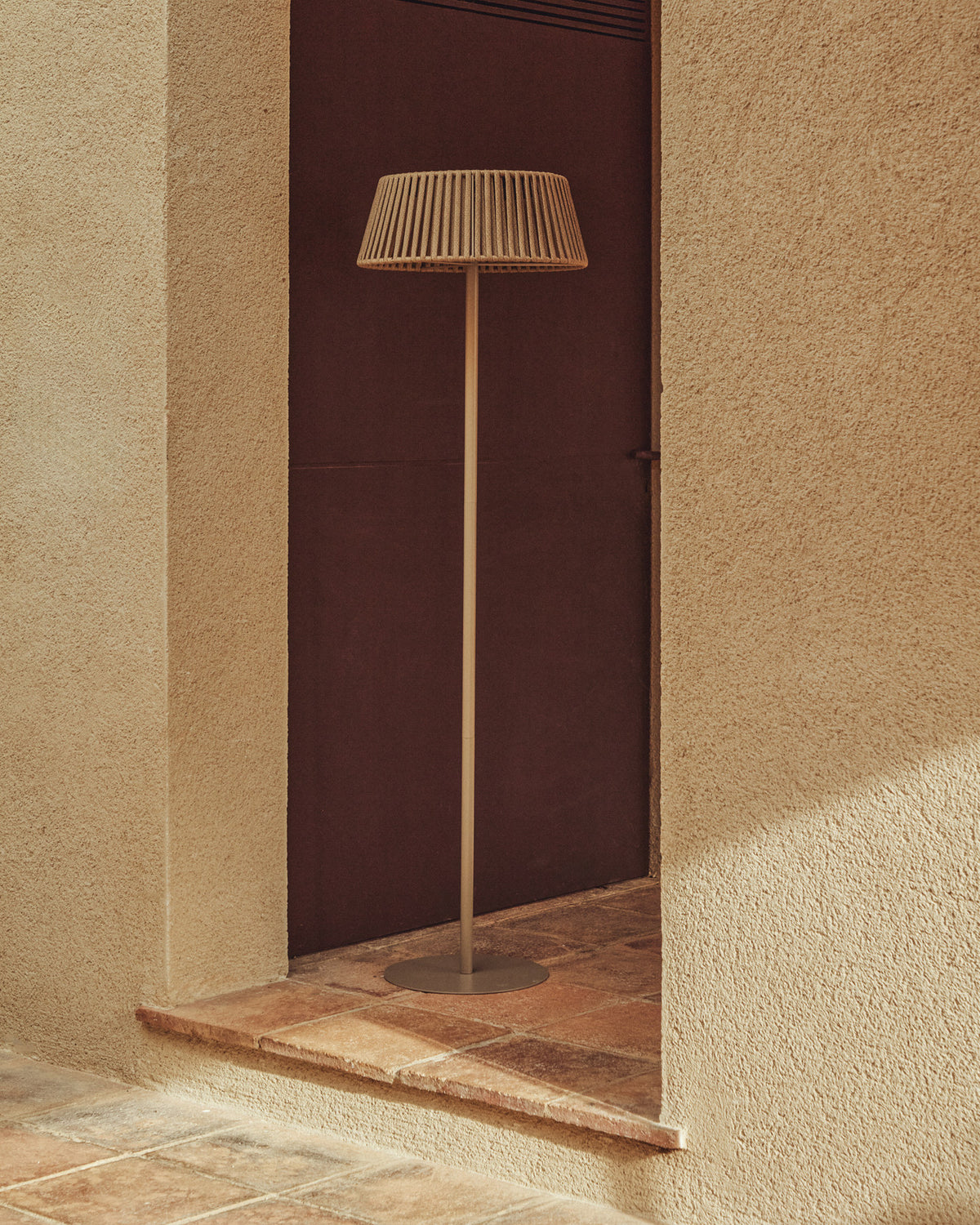 Outdoor-Solar-Stehlampe Aldet aus flachem Seil mit beigem Metallfuss, Ø 46 cm in Hellgrau präsentiert im Onlineshop von KAQTU Design AG. Outdoor Stehleuchte ist von Kave Home