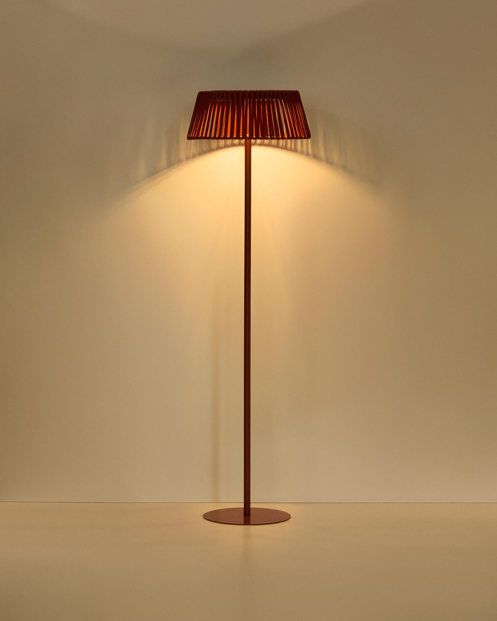 Moderne Solar-Stehlampe Aldet mit flachem Seil und terrakottafarbenem Metallfuß, Ø 46 cm, perfekt für stimmungsvolle Beleuchtung im Freien.