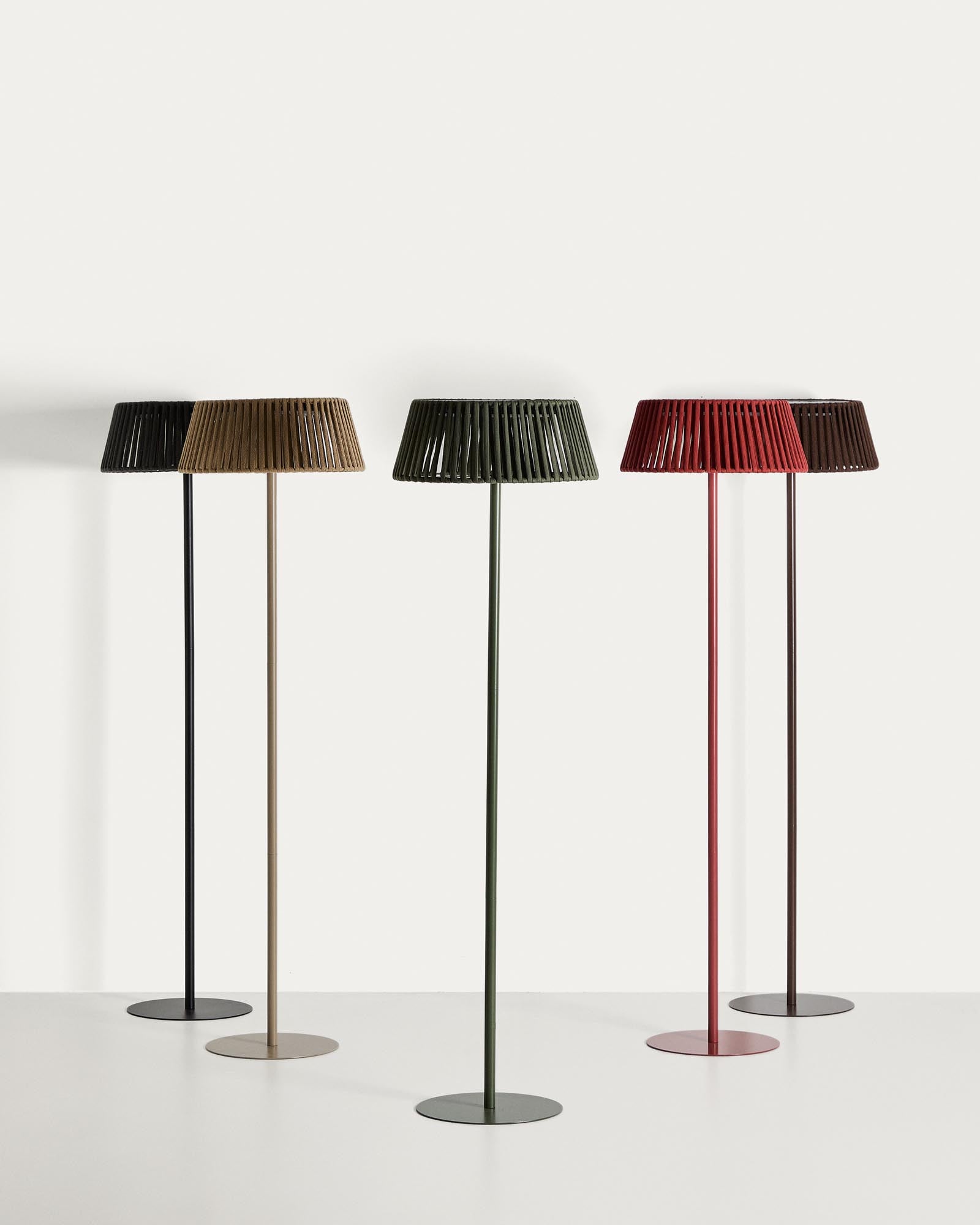 Moderne Solar-Stehlampe Aldet mit flachem Seil und terrakottafarbenem Metallfuß, Ø 46 cm, perfekt für stimmungsvolle Beleuchtung im Freien.