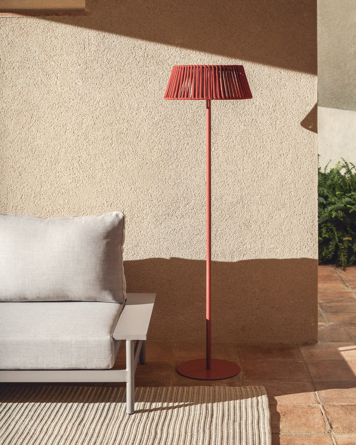 Outdoor-Solar-Stehlampe Aldet aus flachem Seil mit terrakottafarbenem Metallfuss, Ø 46 cm in Terrakotta präsentiert im Onlineshop von KAQTU Design AG. Outdoor Stehleuchte ist von Kave Home