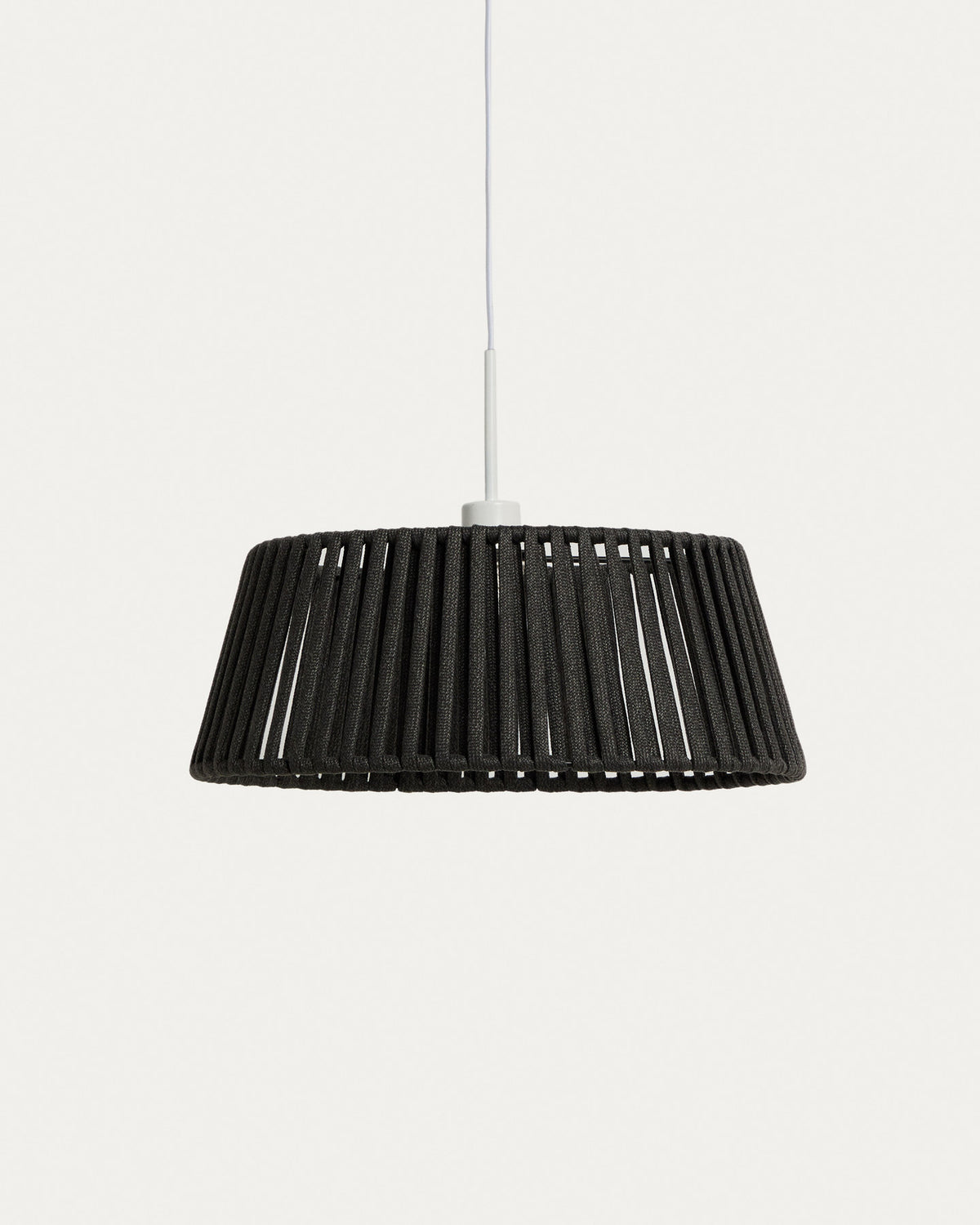 Lampenschirm für Deckenleuchte Aldet aus flachem Sei in Schwarz, Ø 46 cm in Schwarz präsentiert im Onlineshop von KAQTU Design AG. Outdoor Pendelleuchte ist von Kave Home