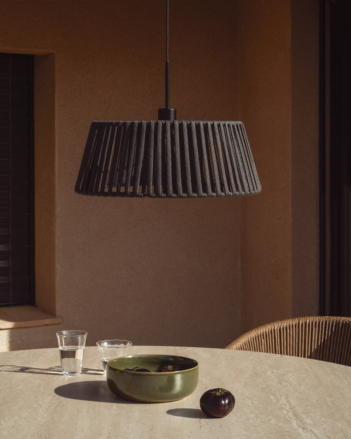 Lampenschirm für Deckenleuchte Aldet aus flachem Sei in Schwarz, Ø 46 cm in Schwarz präsentiert im Onlineshop von KAQTU Design AG. Outdoor Pendelleuchte ist von Kave Home