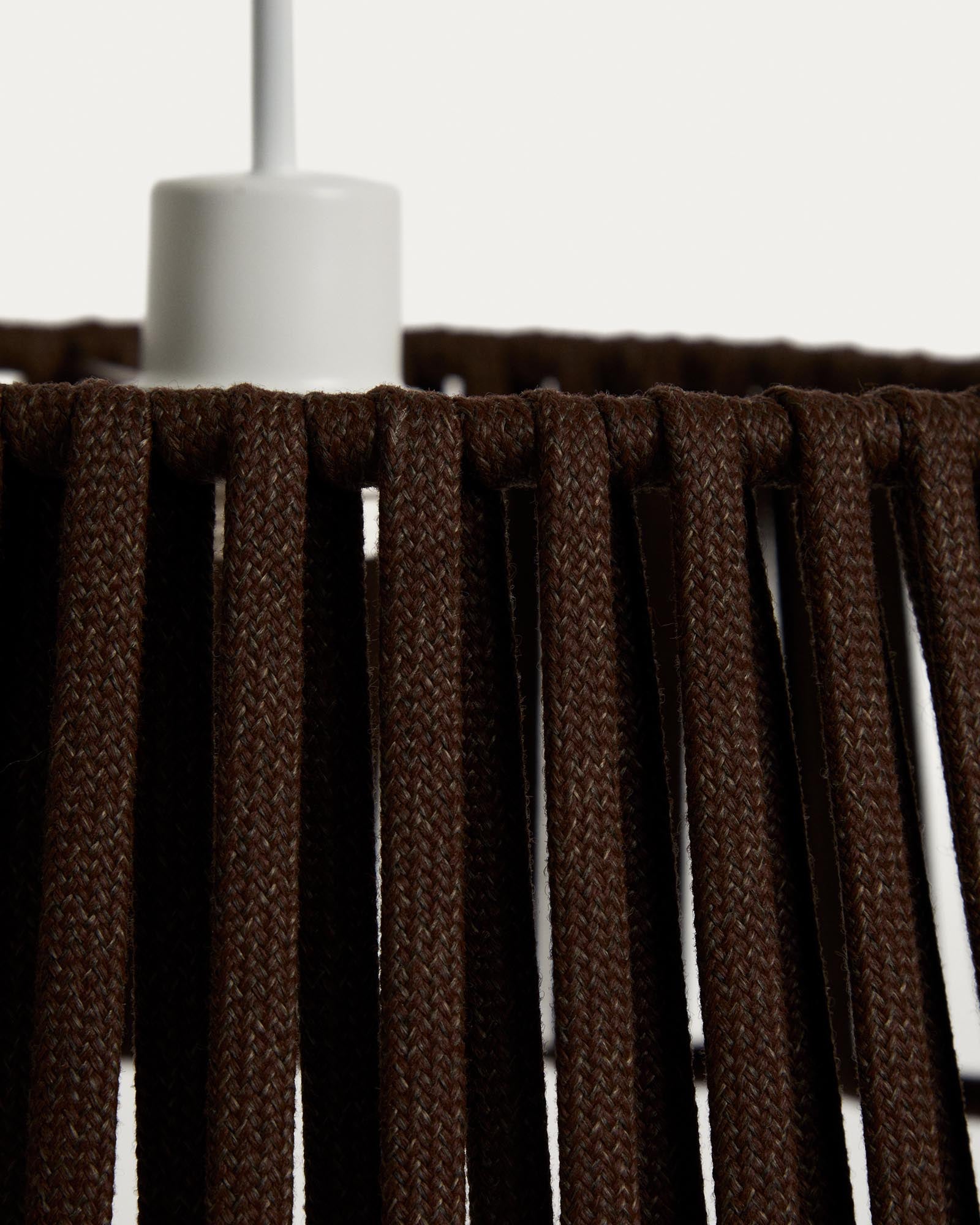 Lampenschirm für die Deckenleuchte Aldet aus flachem Seil in Braun, Ø 46 cm in Dunkelbraun präsentiert im Onlineshop von KAQTU Design AG. Outdoor Pendelleuchte ist von Kave Home