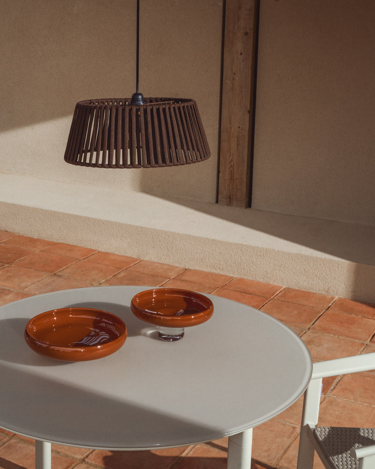 Lampenschirm für die Deckenleuchte Aldet aus flachem Seil in Braun, Ø 46 cm in Dunkelbraun präsentiert im Onlineshop von KAQTU Design AG. Outdoor Pendelleuchte ist von Kave Home