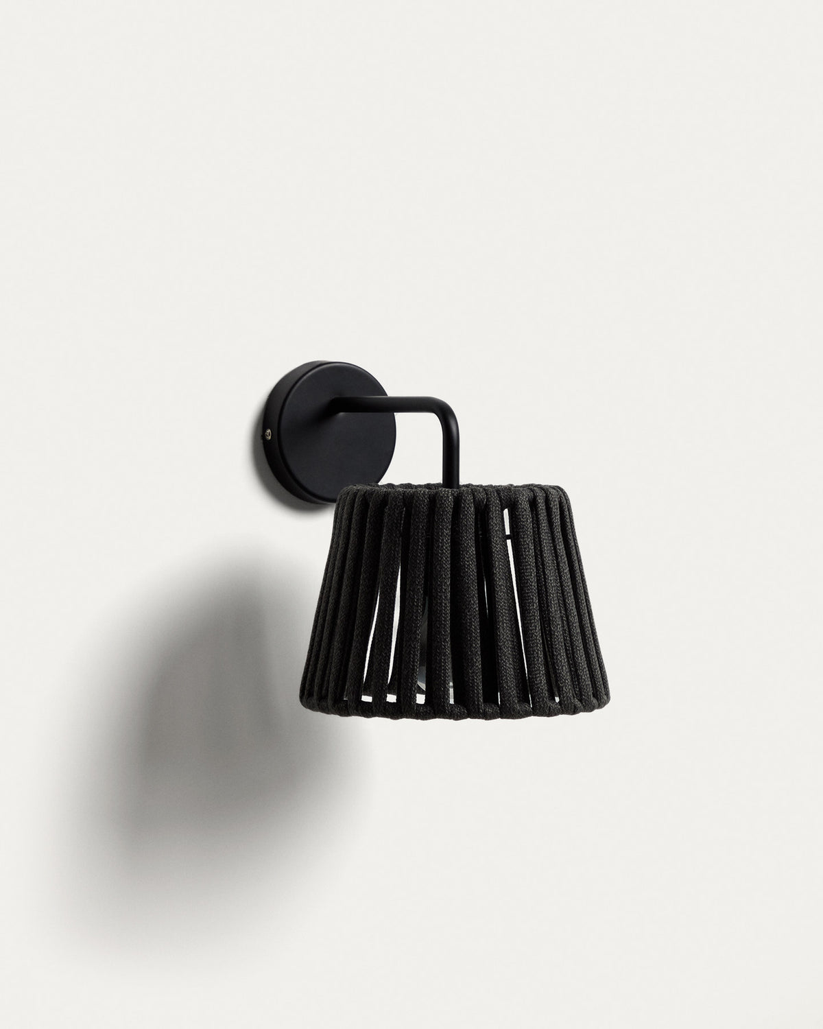Outdoor-Wandleuchte Aldet aus flachem Seil und schwarzem Metall in Schwarz präsentiert im Onlineshop von KAQTU Design AG. Outdoor Pendelleuchte ist von Kave Home