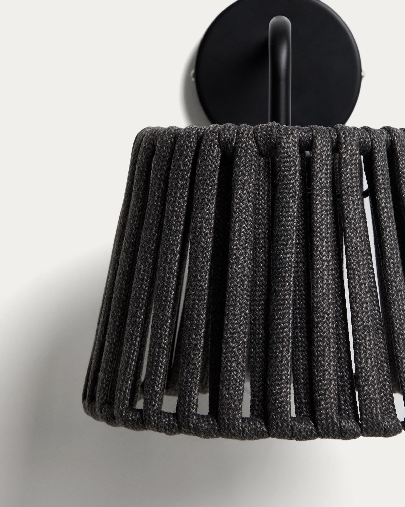 Outdoor-Wandleuchte Aldet aus flachem Seil und schwarzem Metall in Schwarz präsentiert im Onlineshop von KAQTU Design AG. Outdoor Pendelleuchte ist von Kave Home