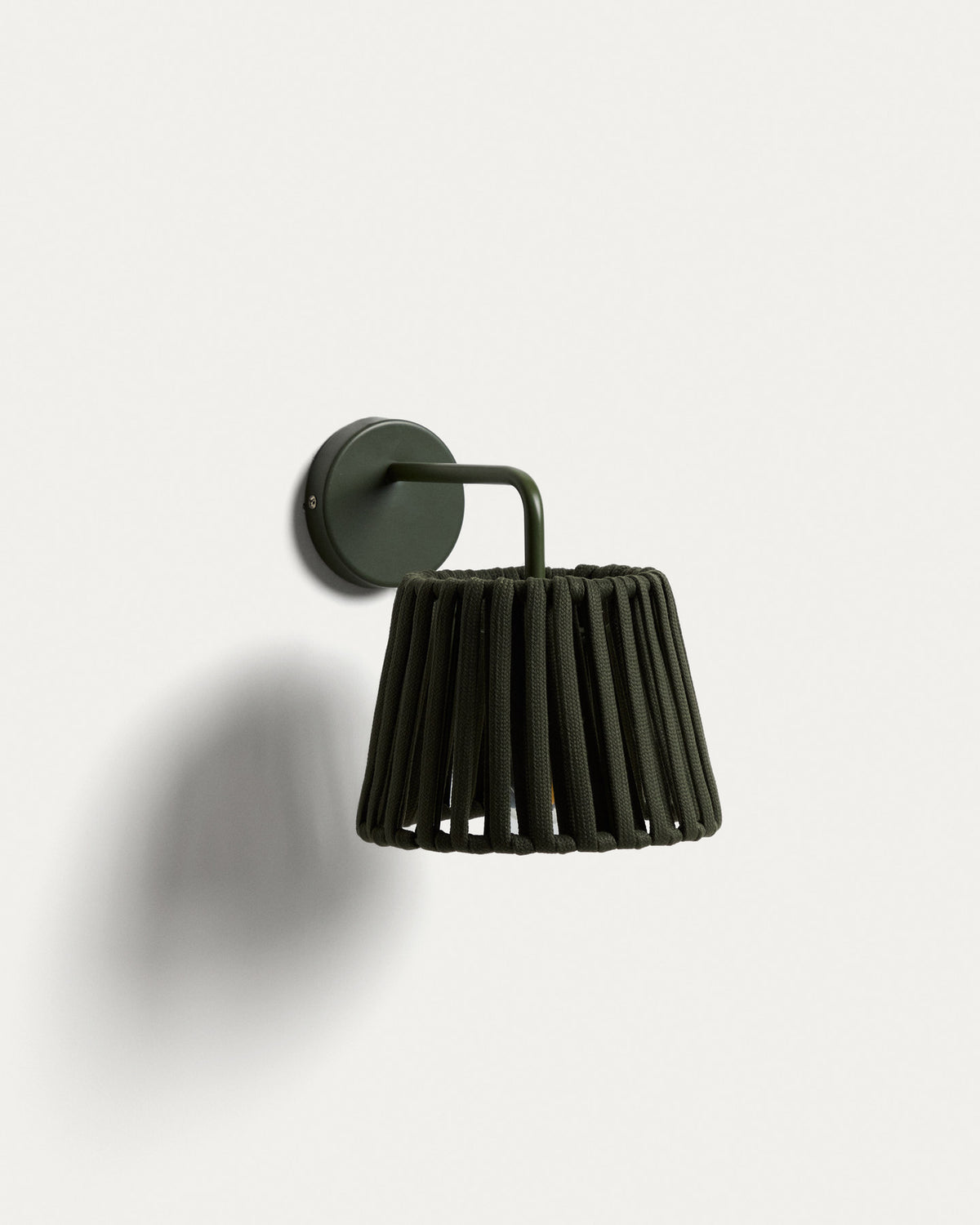 Outdoor-Wandleuchte Aldet aus flachem Seil und grünem Metall in Grün präsentiert im Onlineshop von KAQTU Design AG. Outdoor Pendelleuchte ist von Kave Home