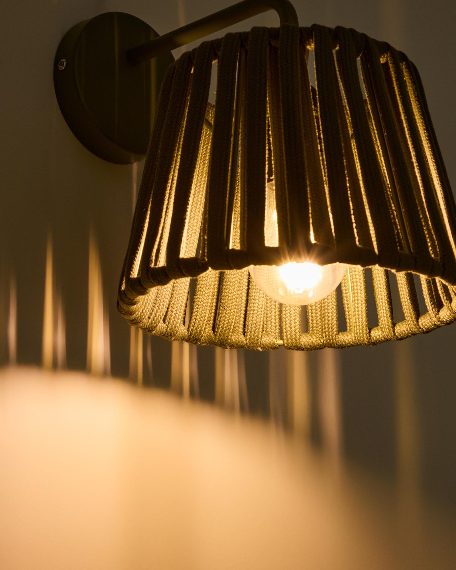 Outdoor-Wandleuchte Aldet aus flachem Seil und grünem Metall in Grün präsentiert im Onlineshop von KAQTU Design AG. Outdoor Pendelleuchte ist von Kave Home