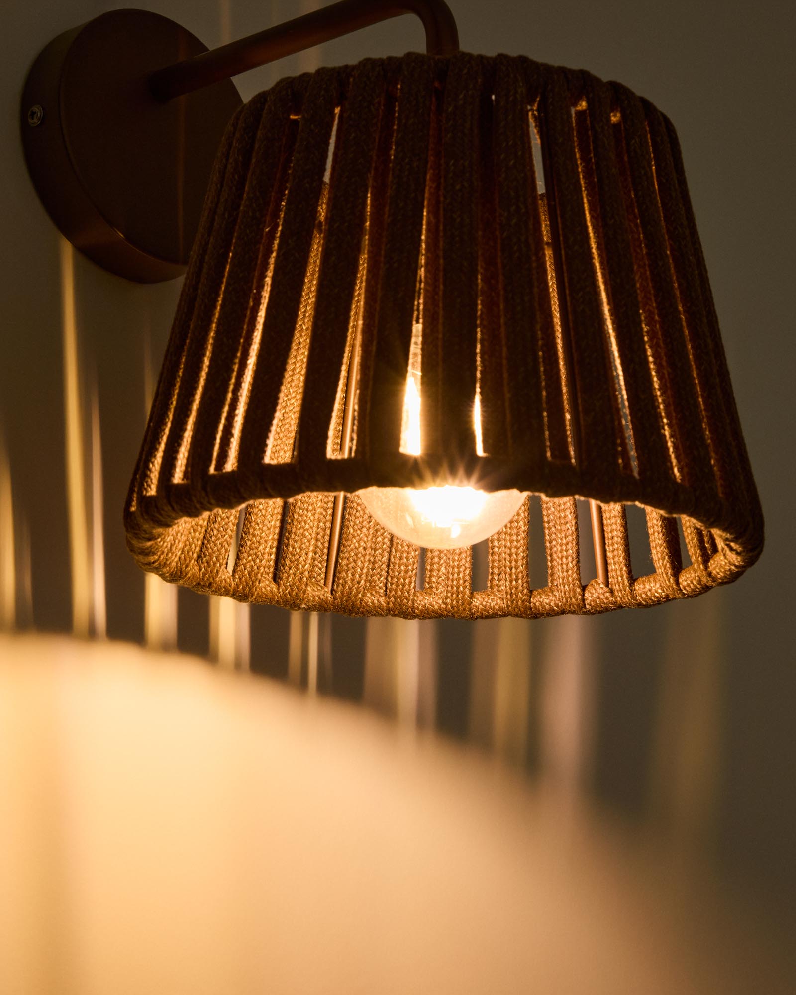 Outdoor-Wandleuchte Aldet aus flachem Seil und braunem Metall in Dunkelbraun präsentiert im Onlineshop von KAQTU Design AG. Outdoor Pendelleuchte ist von Kave Home