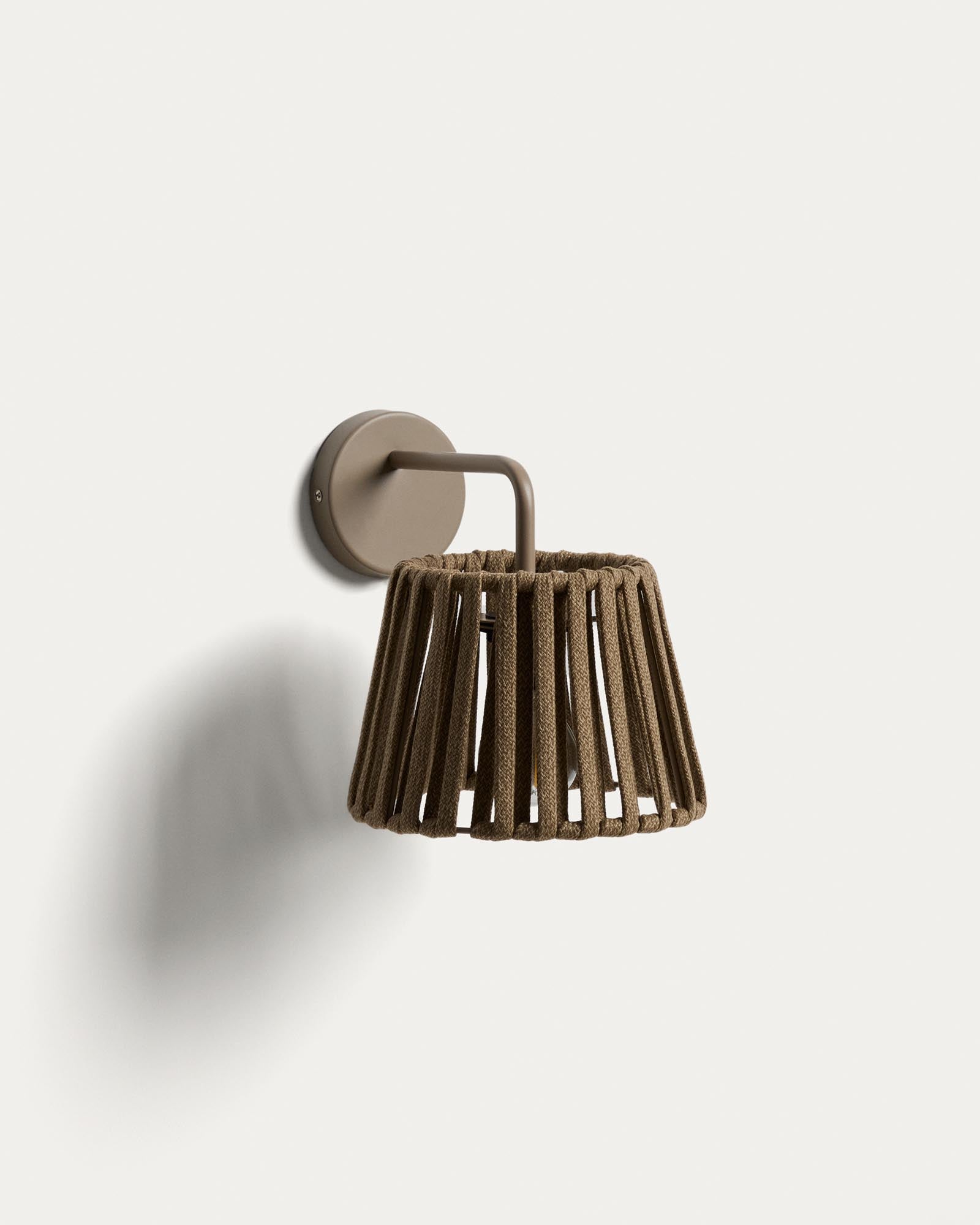 Outdoor-Wandleuchte Aldet aus flachem Seil und beigem Metall in Hellgrau präsentiert im Onlineshop von KAQTU Design AG. Outdoor Pendelleuchte ist von Kave Home