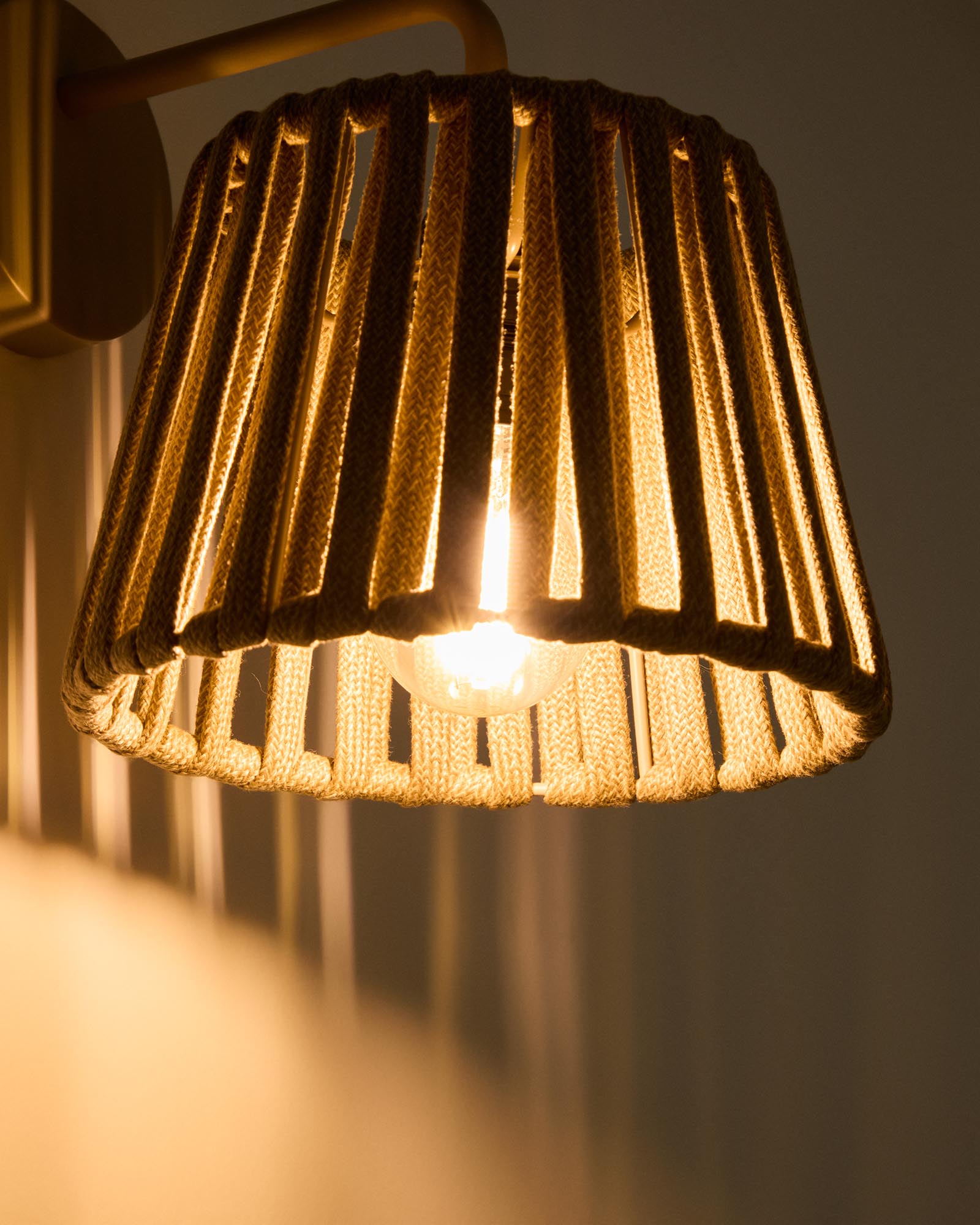 Outdoor-Wandleuchte Aldet aus flachem Seil und beigem Metall in Hellgrau präsentiert im Onlineshop von KAQTU Design AG. Outdoor Pendelleuchte ist von Kave Home