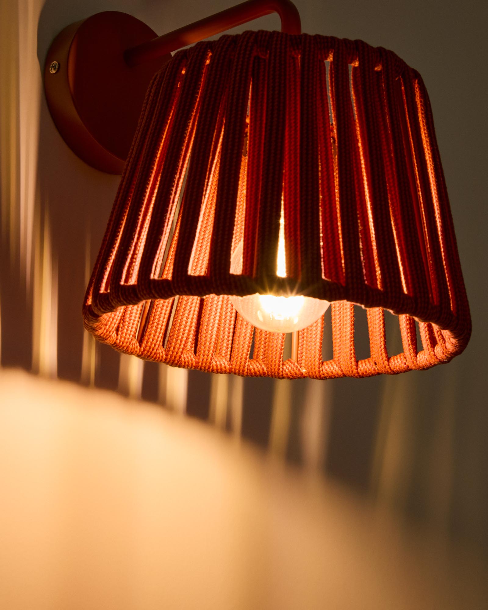 Outdoor-Wandleuchte Aldet aus flachem Seil und terrakottafarbenem Metall in Terrakotta präsentiert im Onlineshop von KAQTU Design AG. Outdoor Pendelleuchte ist von Kave Home