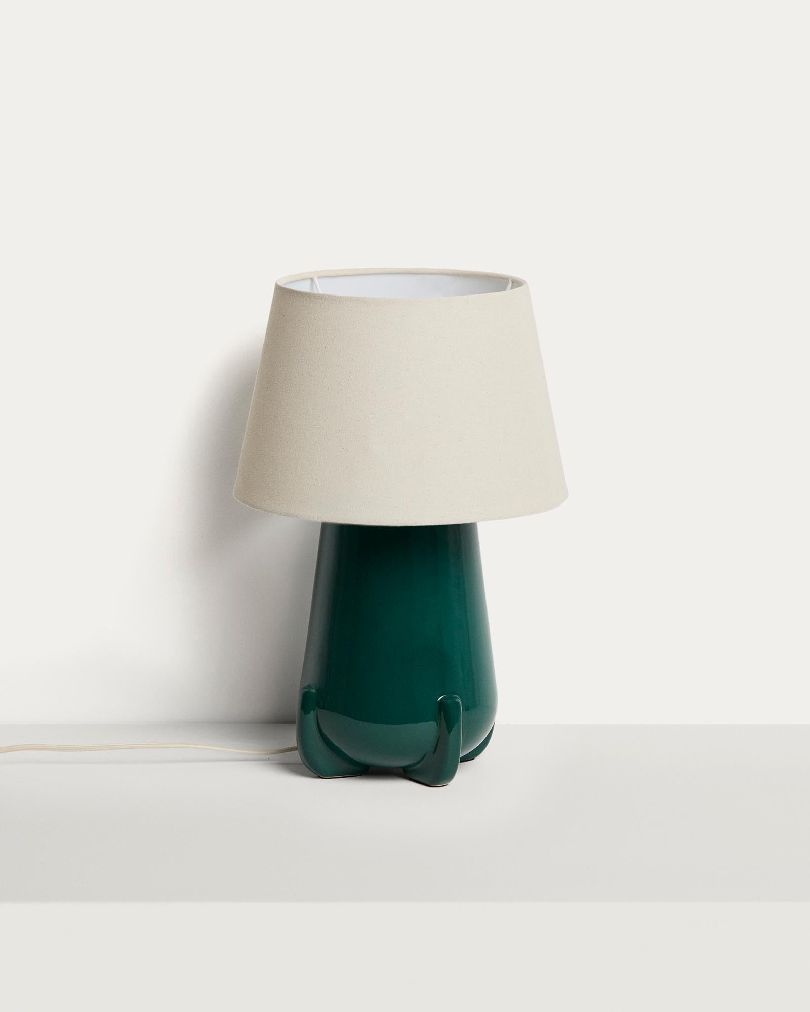 Tischlampe Odra aus grüner Keramik mit glänzendem Finish in Grün präsentiert im Onlineshop von KAQTU Design AG. Tischleuchte ist von Kave Home