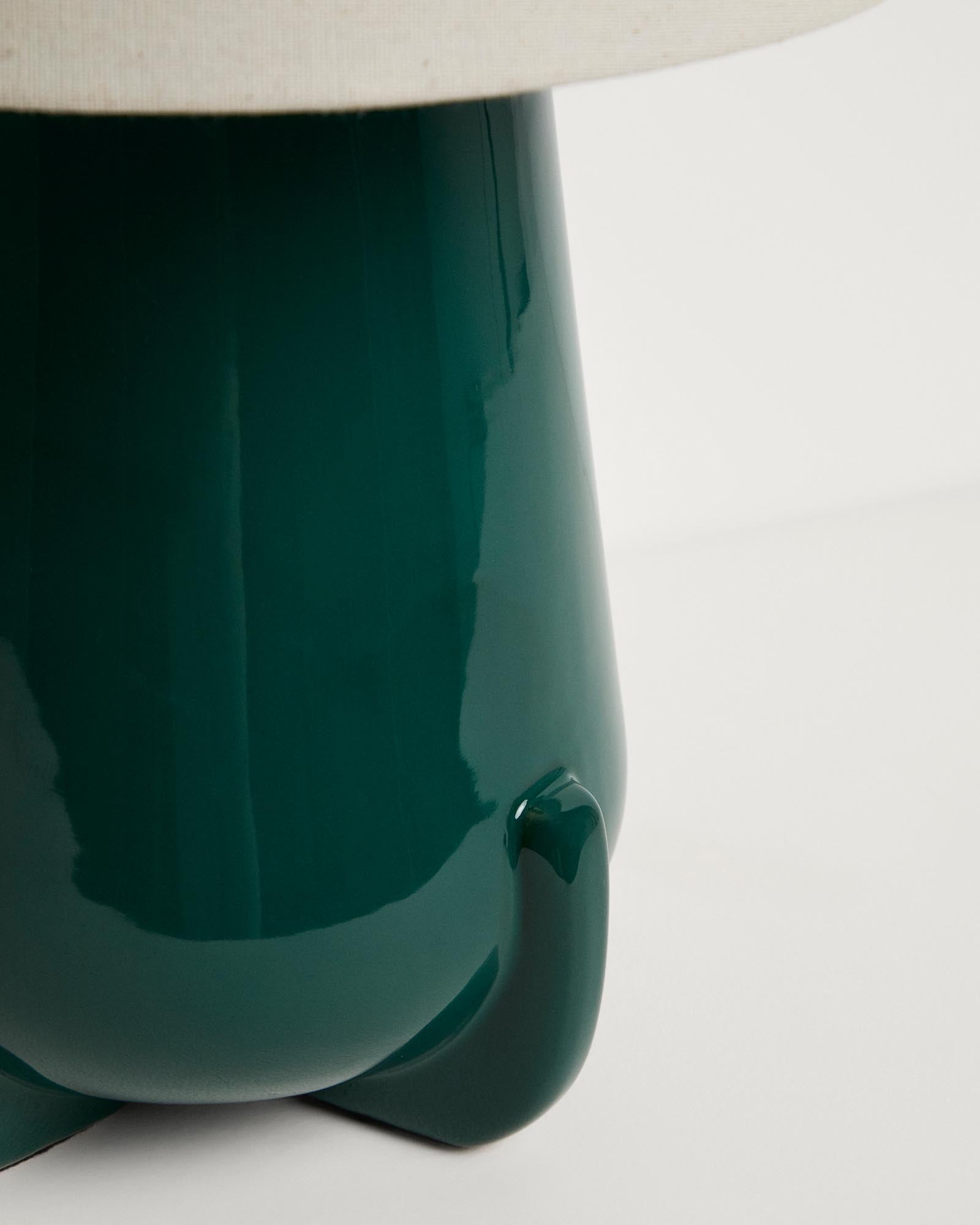 Moderne Tischlampe Odra aus glatter, grüner Keramik mit glänzender Oberfläche, perfekt für eine stilvolle Beleuchtung und Akzentuierung.