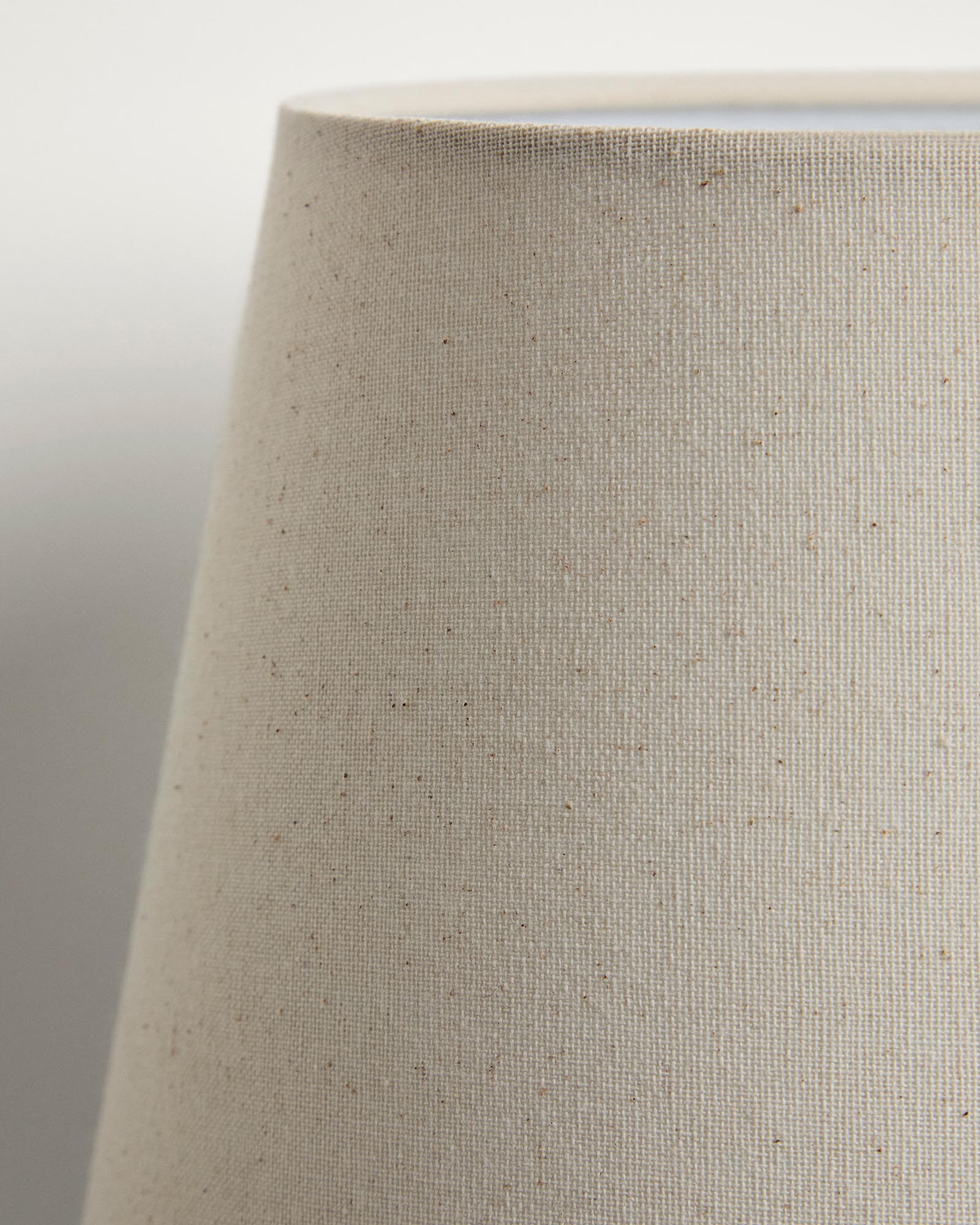 Elegante Tischlampe Odra aus leuchtend grüner Keramik mit schimmerndem Finish, ideal für ein modernes Wohnambiente.