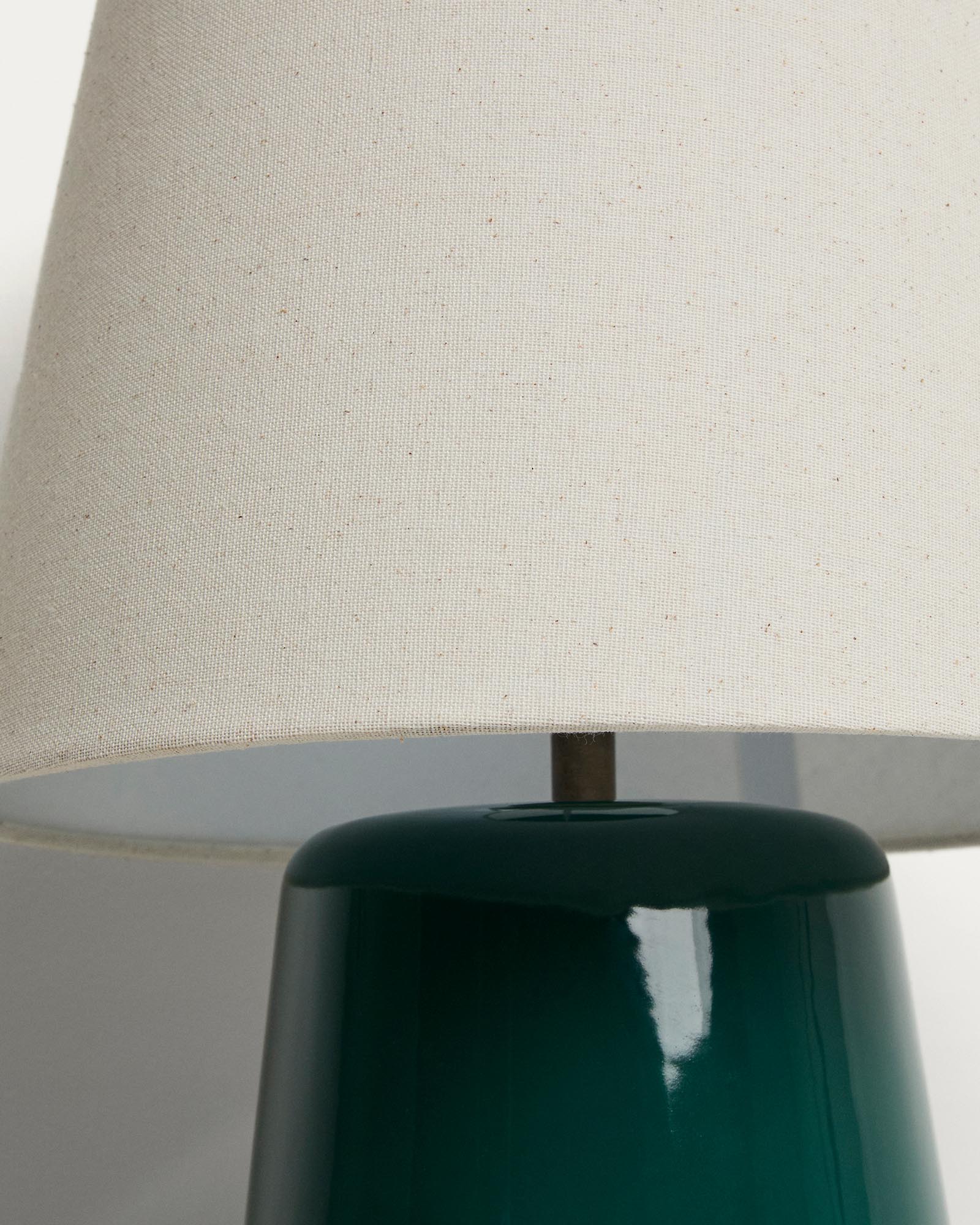 Stilvolle Tischlampe Odra in strahlendem Grün aus Keramik mit glänzender Oberfläche, perfekt für zeitgemäße Inneneinrichtungen.
