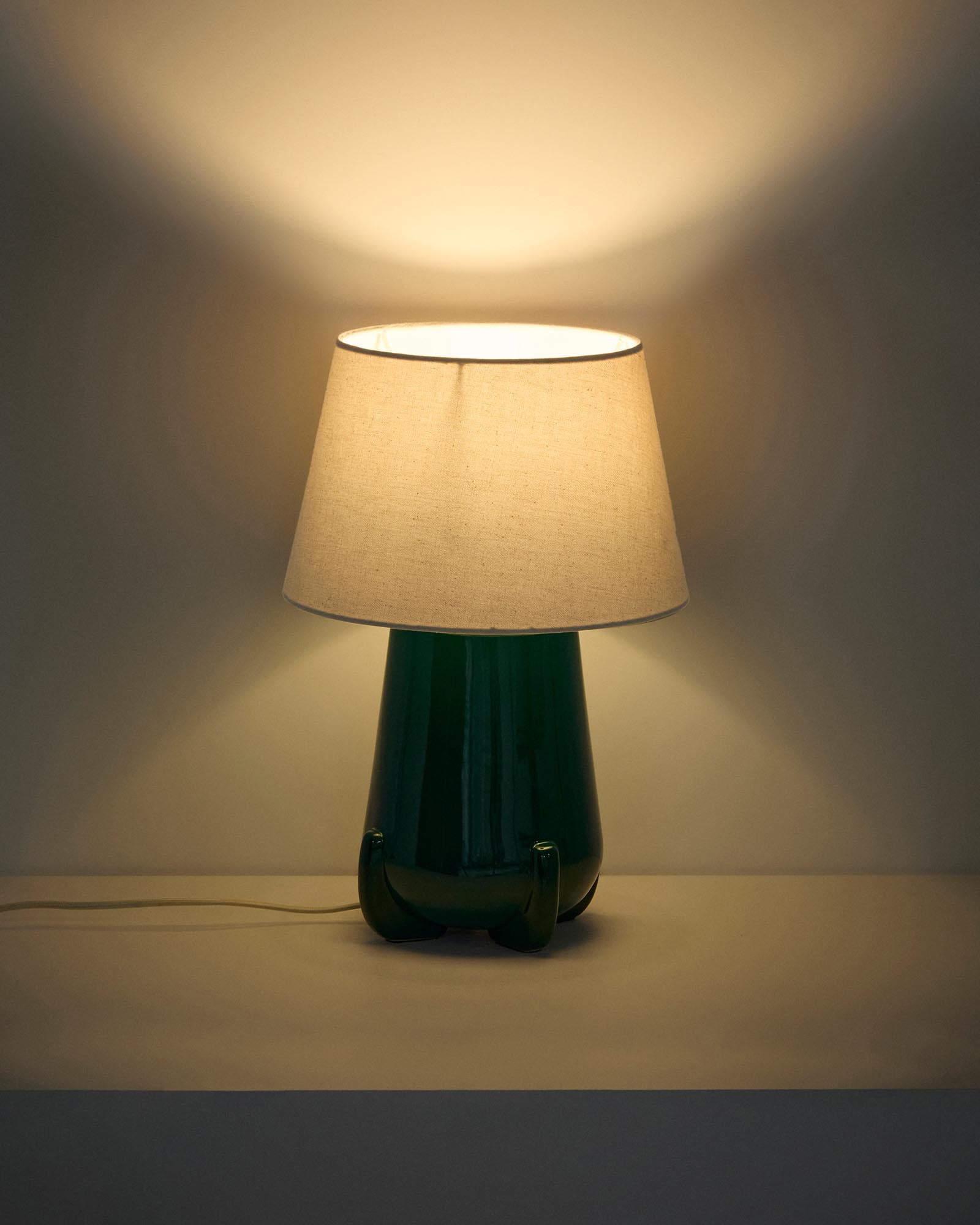 Elegante Tischlampe Odra aus grünem Keramikmaterial mit schimmerndem Finish, ideal für moderne Wohnräume und stilvolle Akzente.