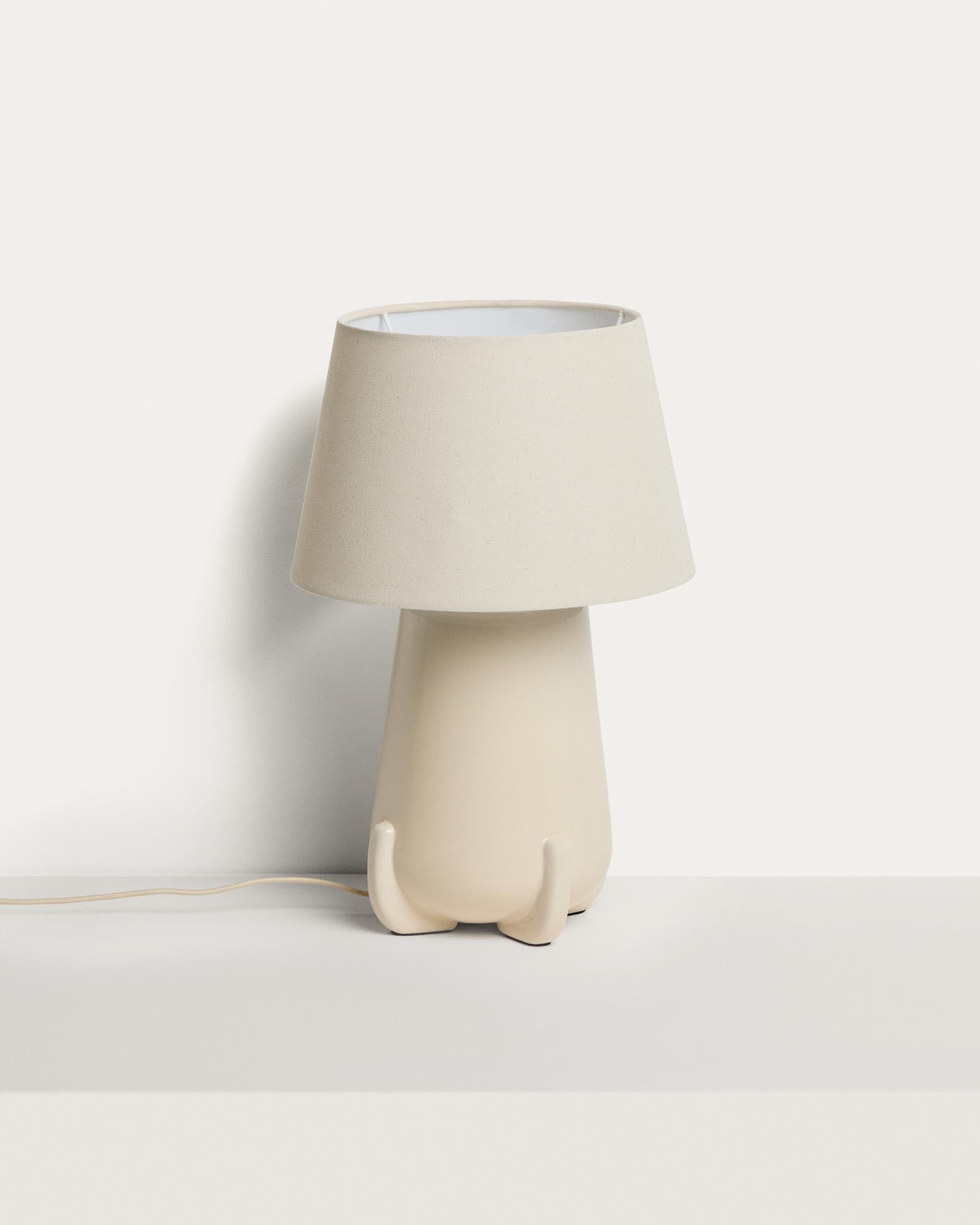 Tischlampe Odra aus ecrufarbener Keramik mit glänzendem Finish in Weiss präsentiert im Onlineshop von KAQTU Design AG. Tischleuchte ist von Kave Home