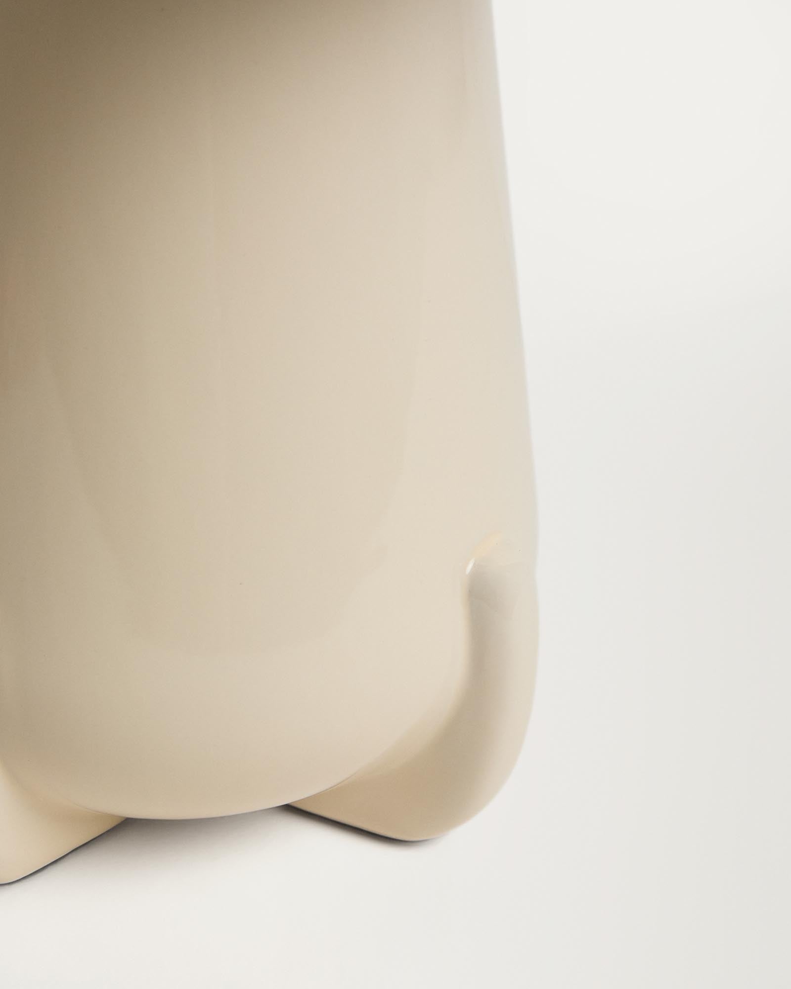 Elegante Tischlampe Odra aus edler ecrufarbener Keramik, glänzendes Finish für ein modernes Ambiente und stimmungsvolle Lichtakzente.
