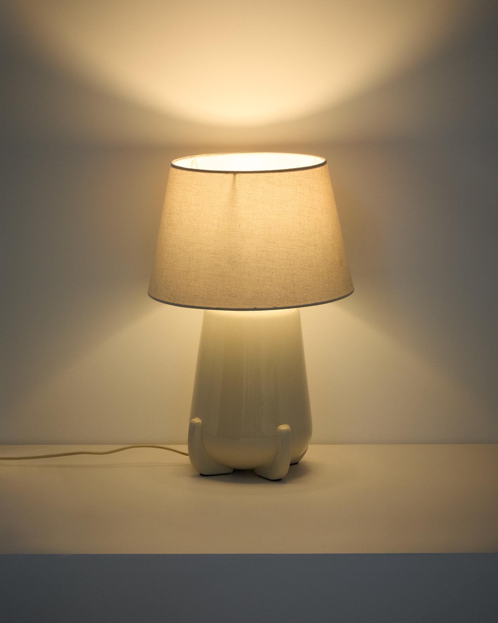 Stilvolle Tischlampe Odra aus hochwertiger ecrufarbener Keramik mit schimmerndem Finish, ideal für eine gemütliche und moderne Raumgestaltung.