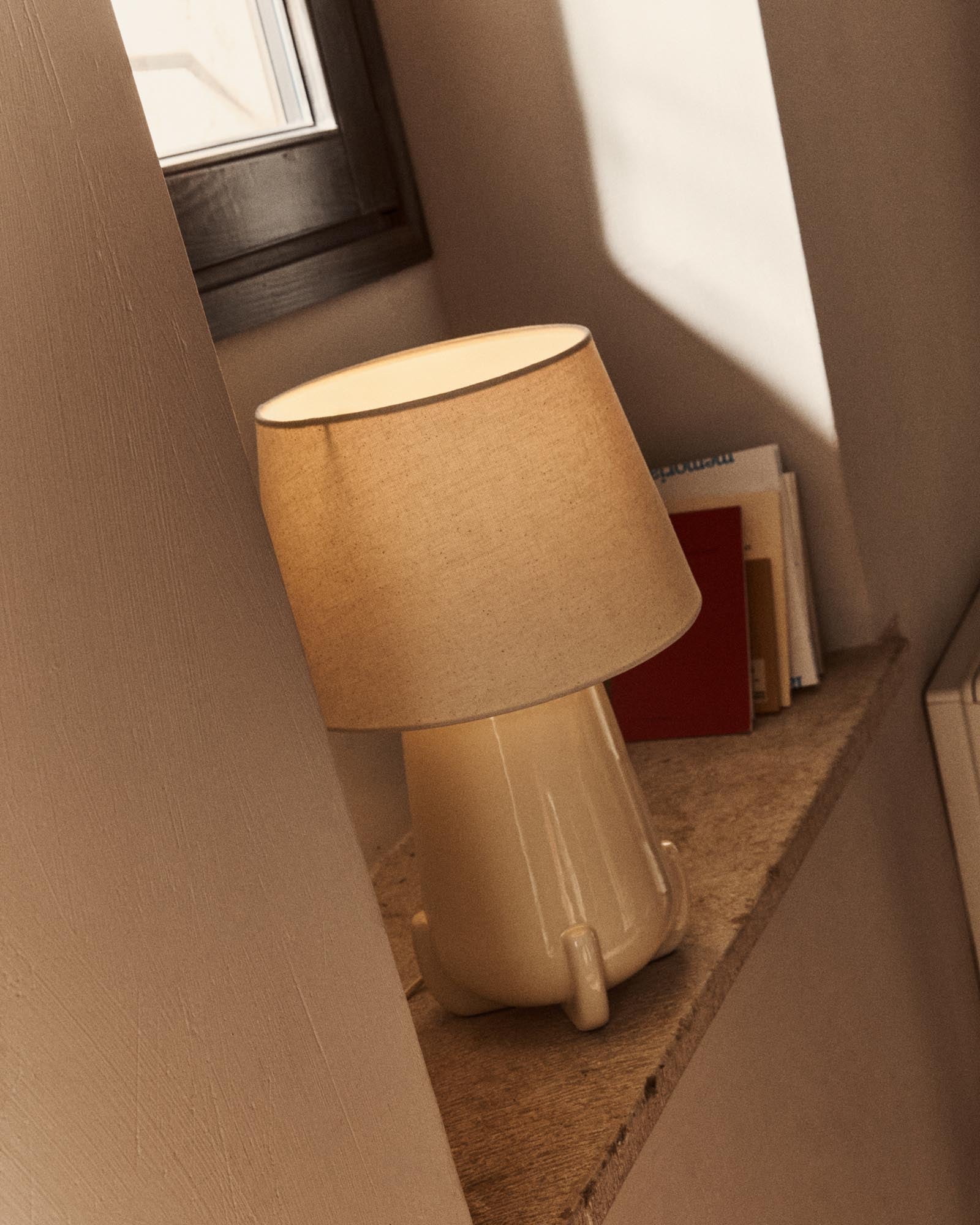 Elegante Tischlampe Odra aus ecrufarbener Keramik mit glänzendem Finish, ideal für stilvolle Akzente in jedem Raum.
